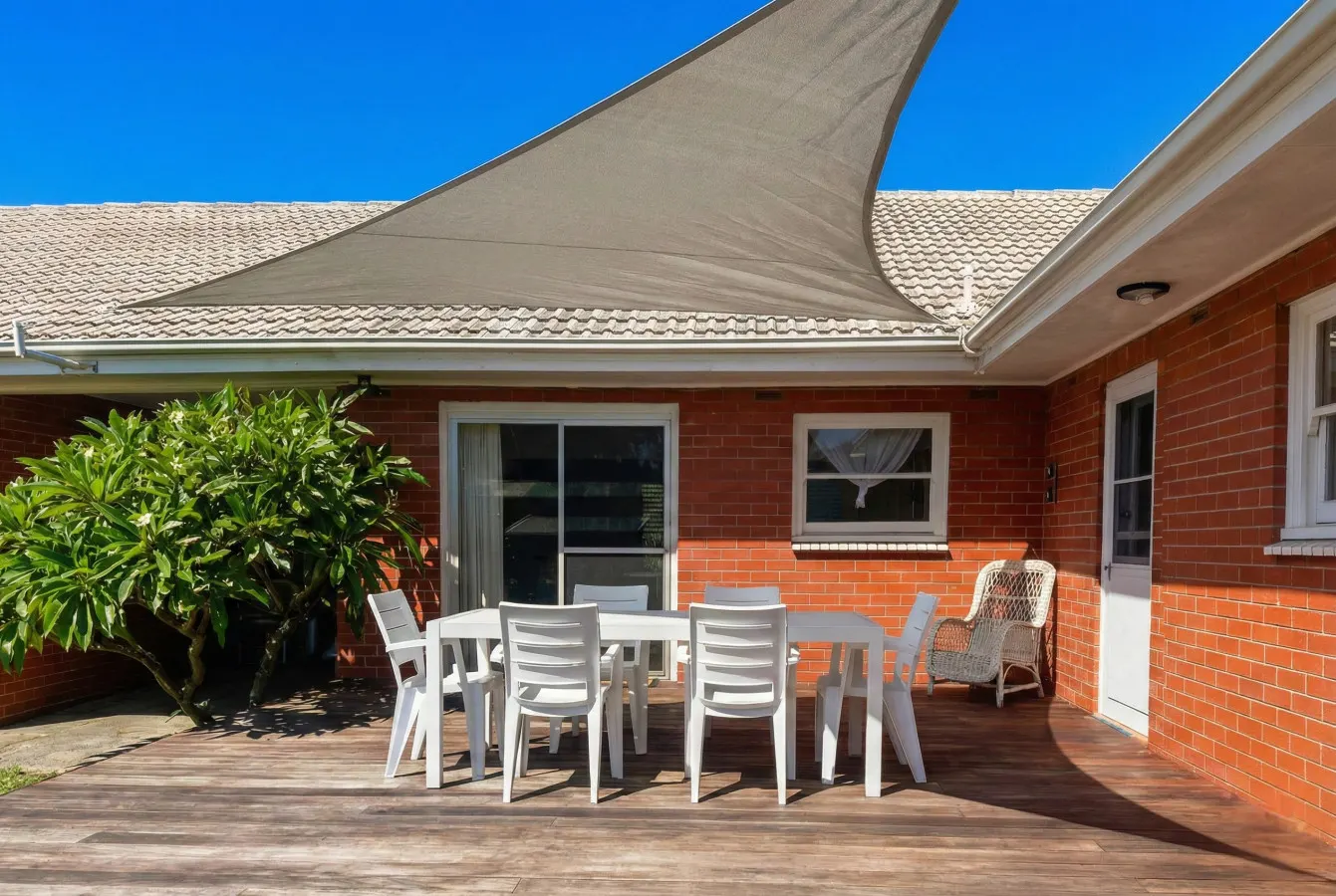 Joffs Beach House—Coastal Ease near Main Street — photo 4