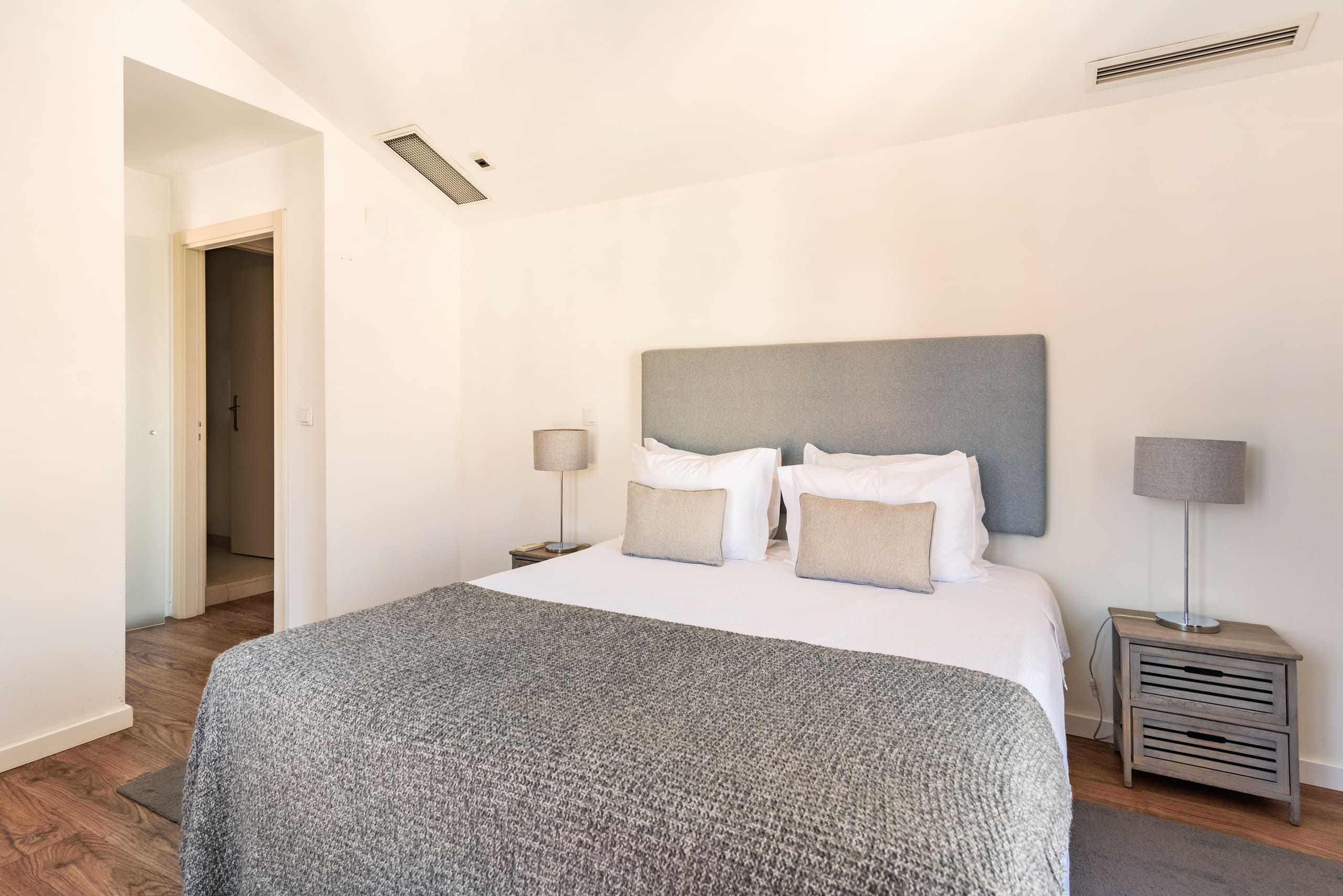 Elegant Chiado Rooftop Tagus View 3BR AC 24