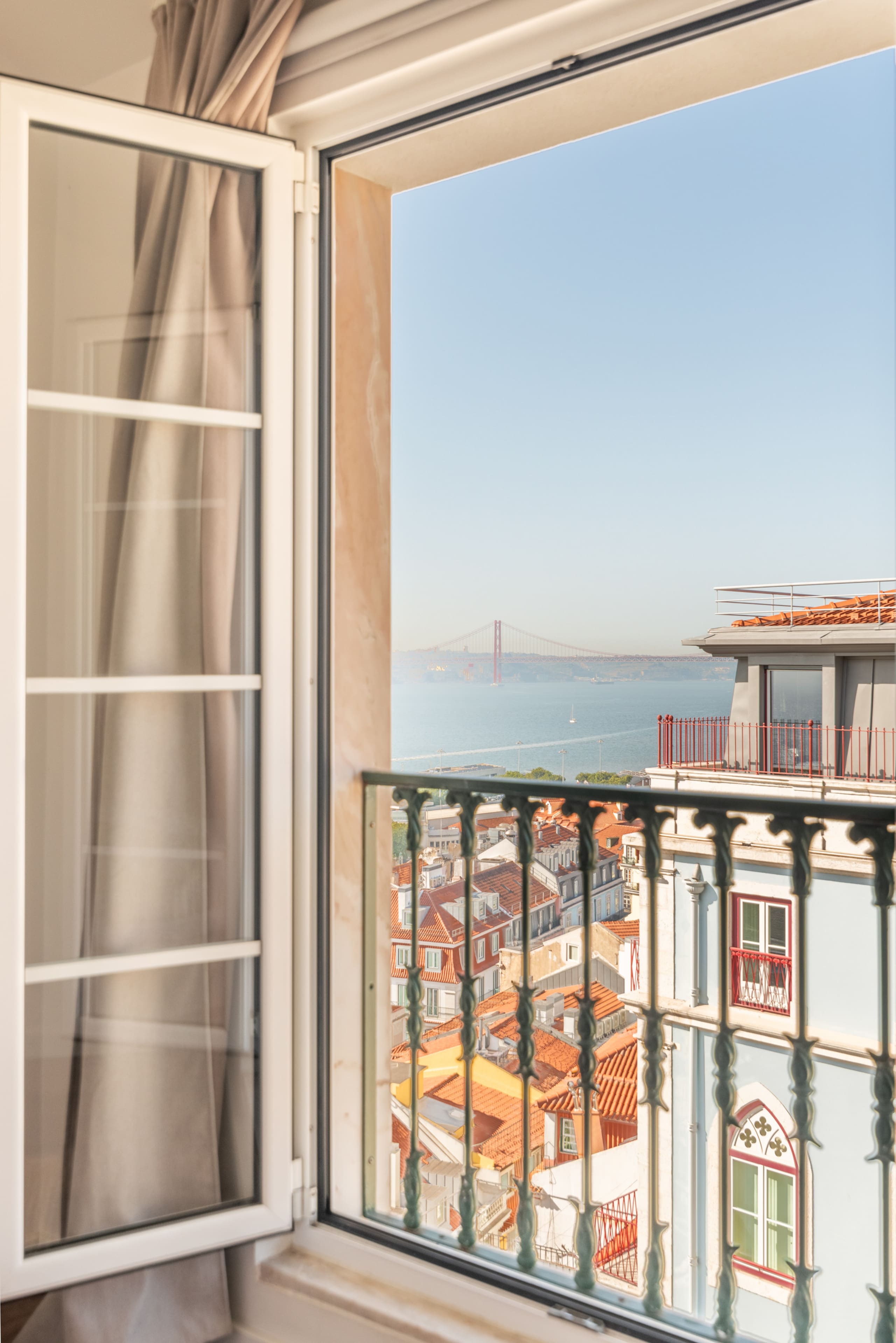 Elegant Chiado Rooftop Tagus View 3BR AC 40