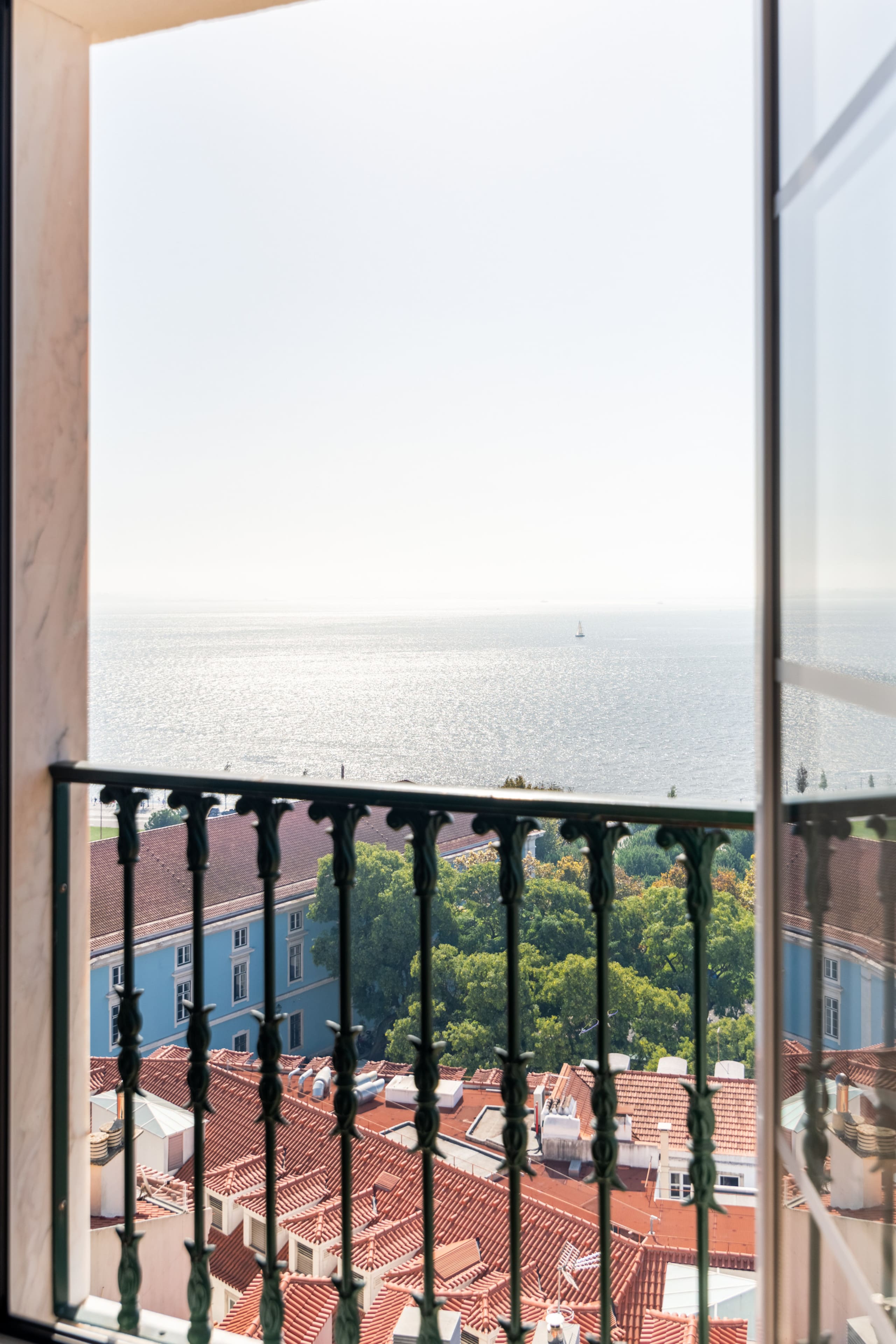 Elegant Chiado Rooftop Tagus View 3BR AC 30