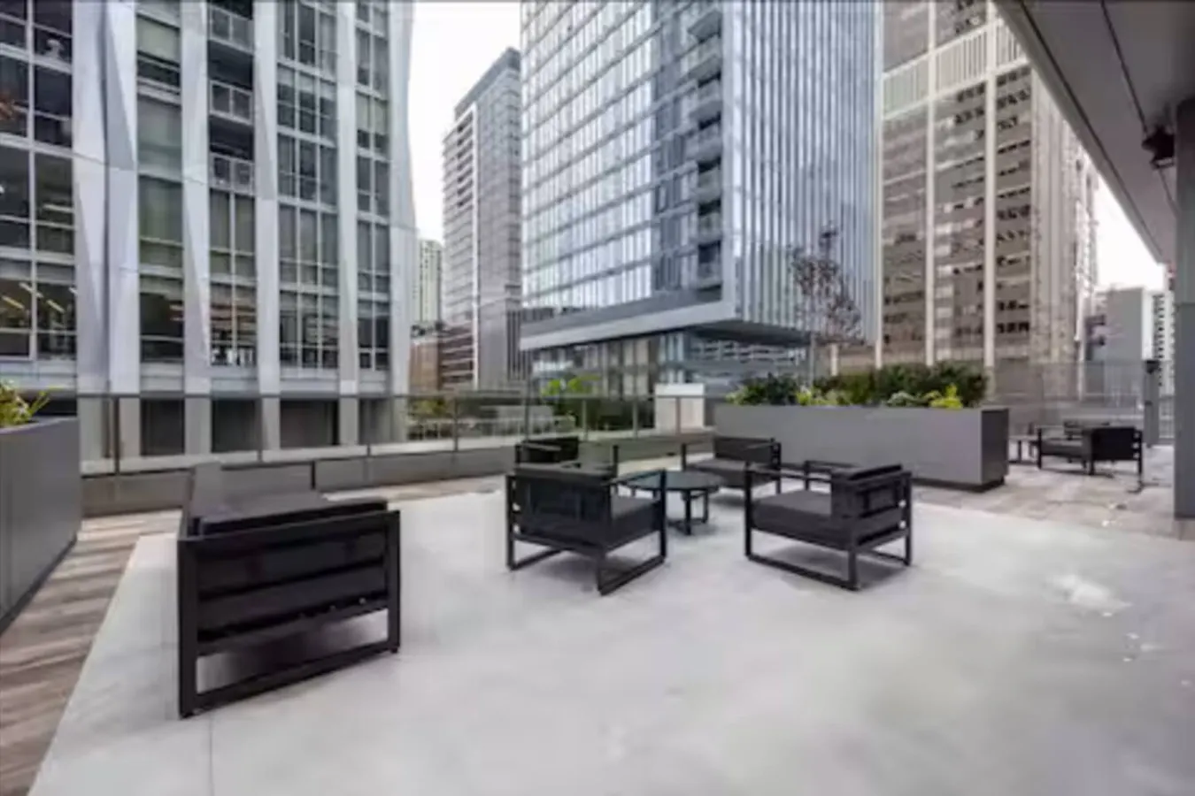 Modern 1BR+Den Steps to Bloor 9