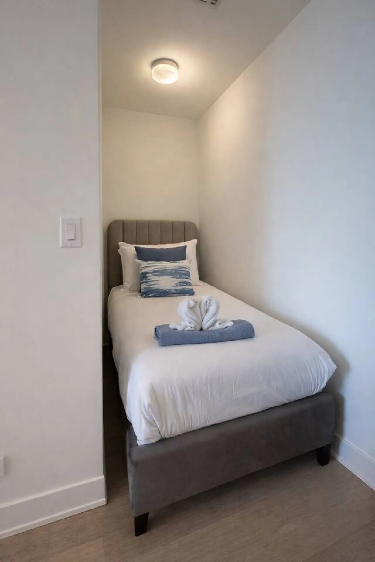 Modern 1BR+Den Steps to Bloor 14