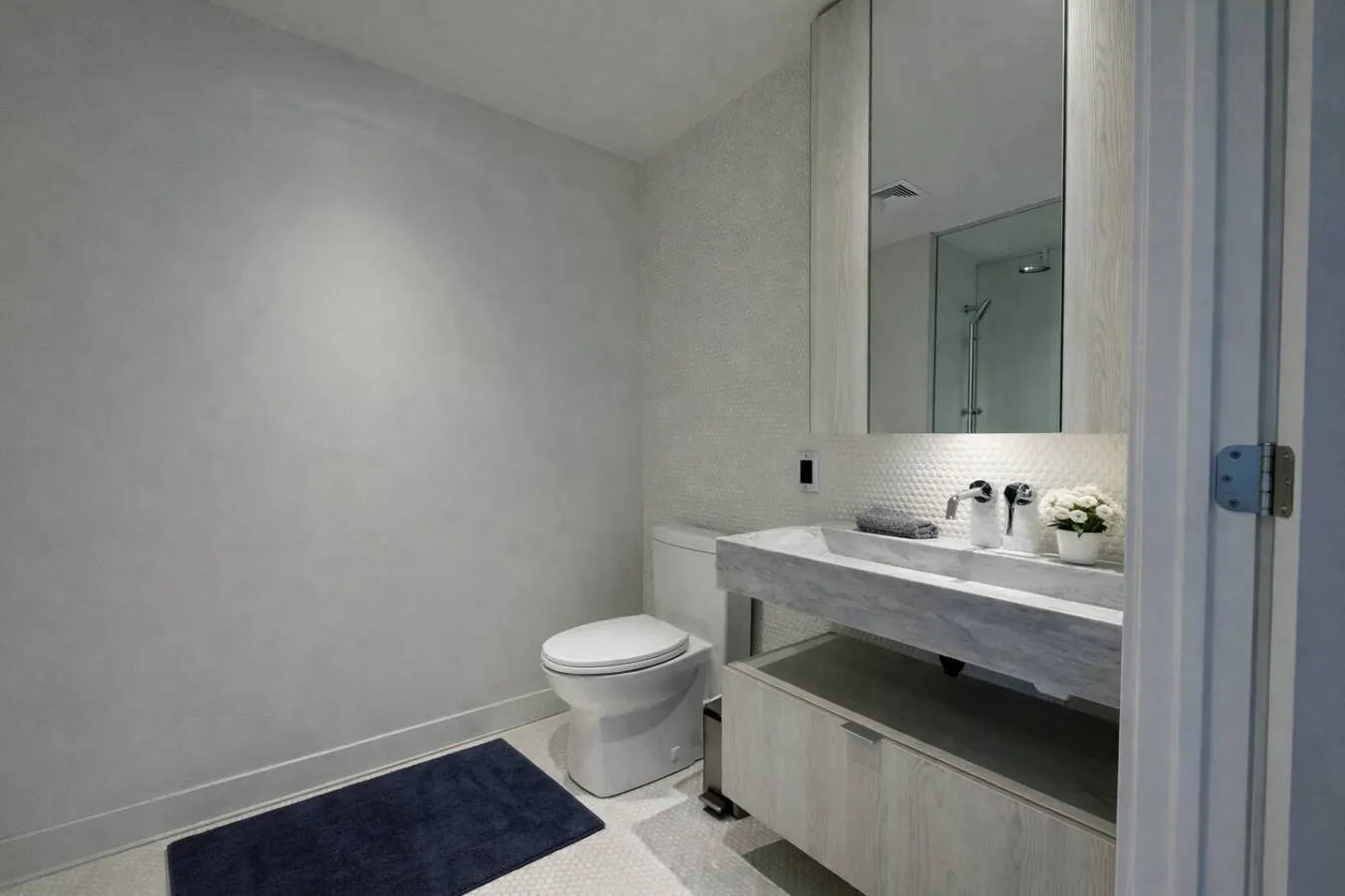 Modern 1BR+Den Steps to Bloor 17