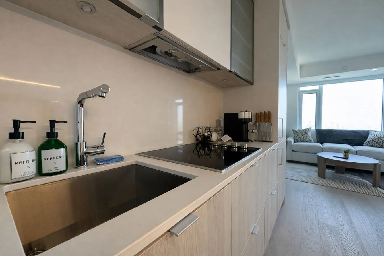 Modern 1BR+Den Steps to Bloor 18