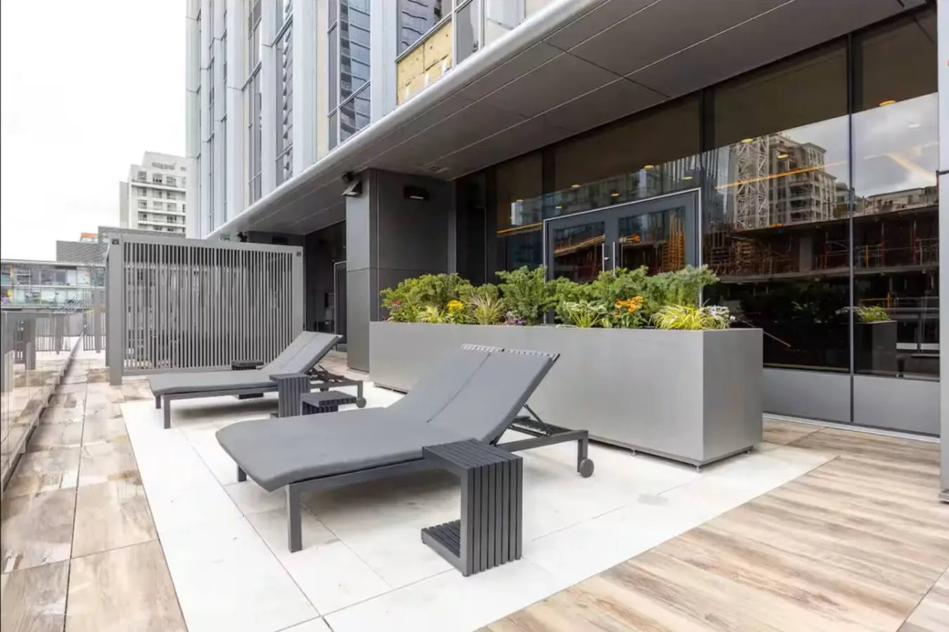 Modern 1BR+Den Steps to Bloor 19