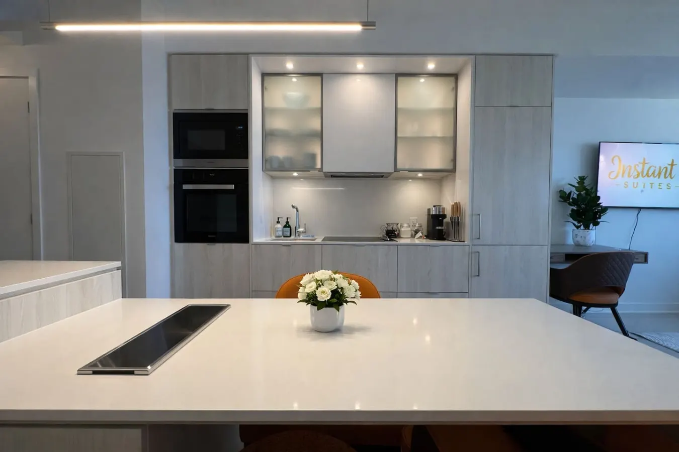 Modern 1BR+Den Steps to Bloor 3