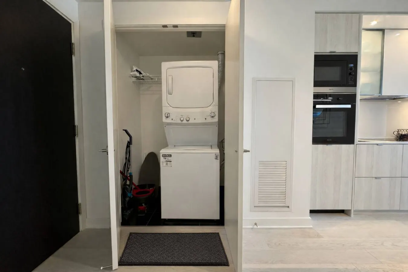 Modern 1BR+Den Steps to Bloor 7