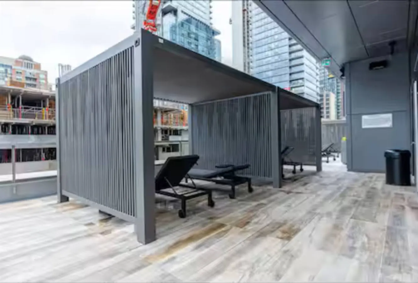 Modern 1BR+Den Steps to Bloor 8