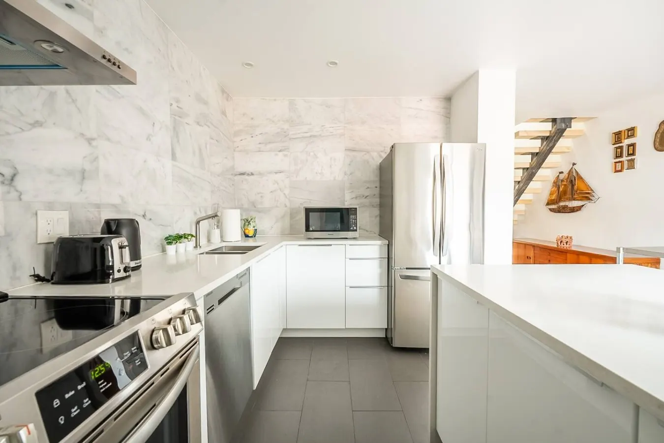 Charming 3BR Home King West Sleeps 6 17
