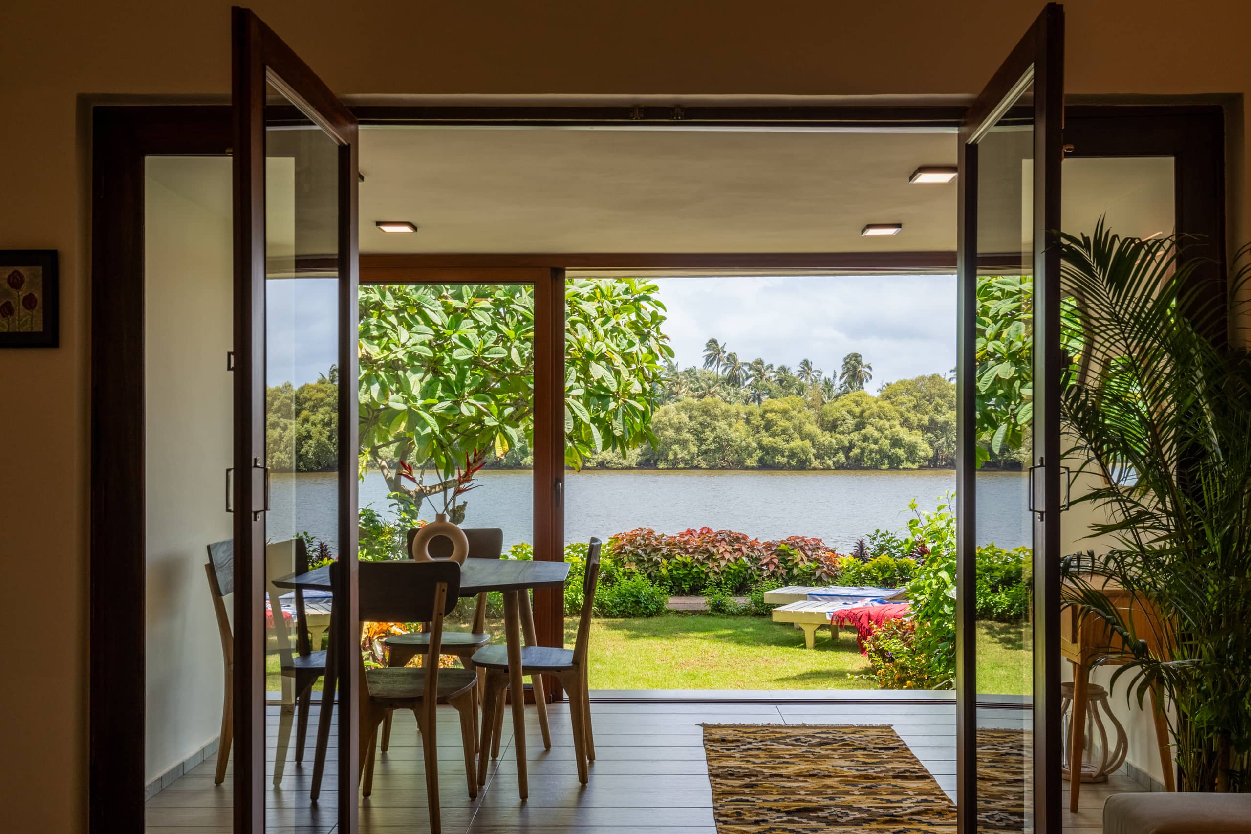 Lazy Lagoon
Luxurious 2 BHK At
Luisa by the sea 8