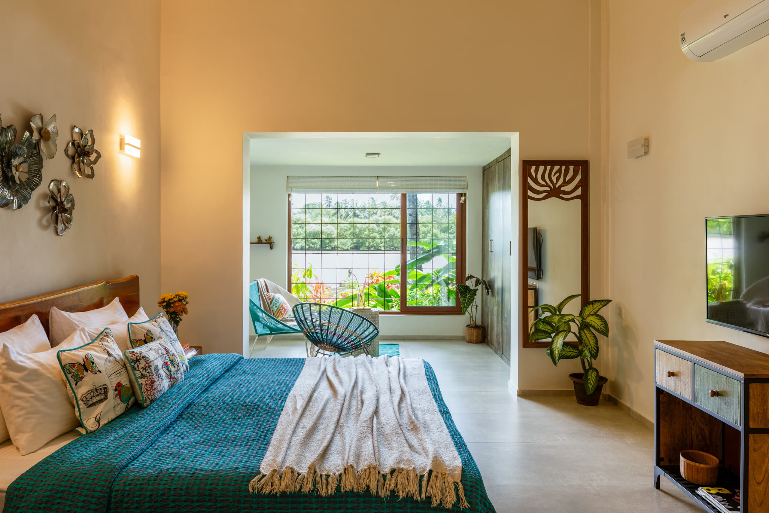 Lazy Lagoon
Luxurious 2 BHK At
Luisa by the sea 19