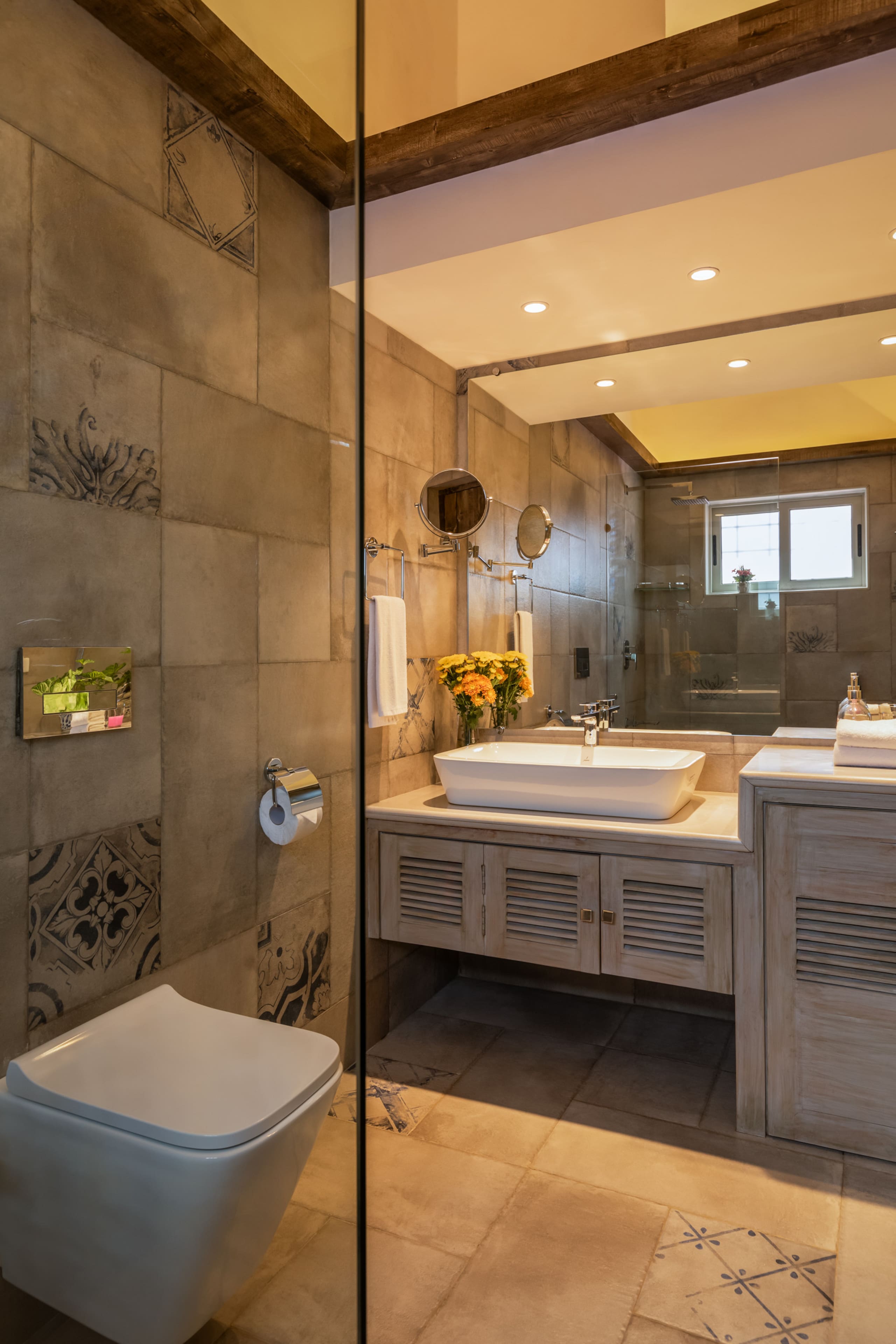 Lazy Lagoon
Luxurious 2 BHK At
Luisa by the sea 23