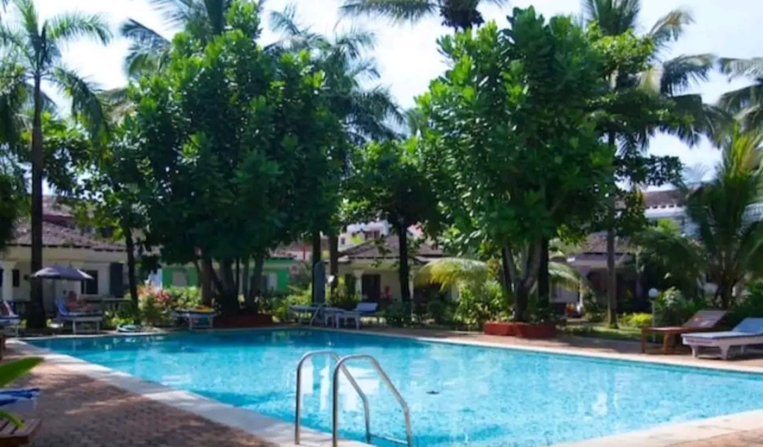 Lazy Lagoon
Luxurious 2 BHK At
Luisa by the sea 28