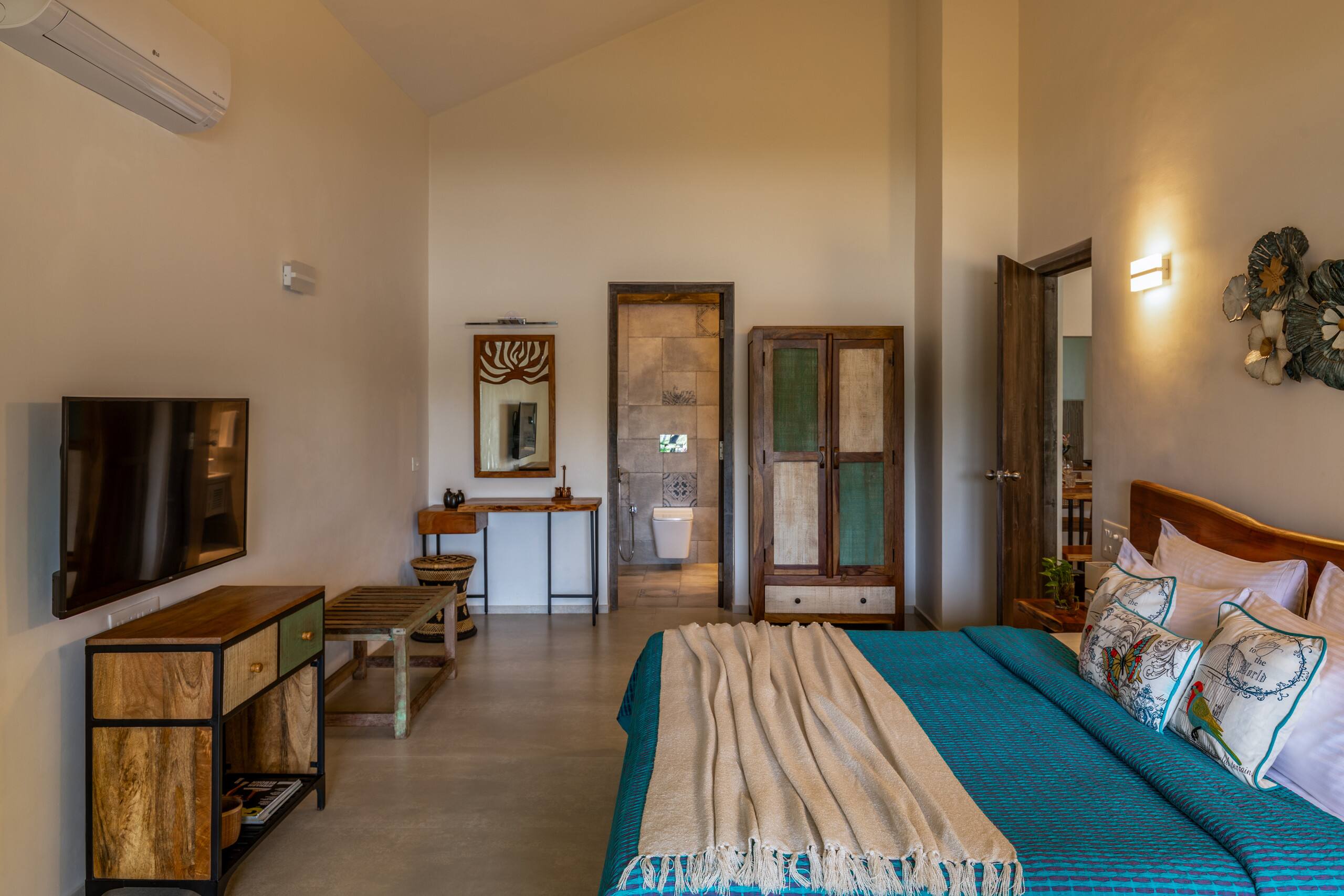 Lazy Lagoon
Luxurious 2 BHK At
Luisa by the sea 22