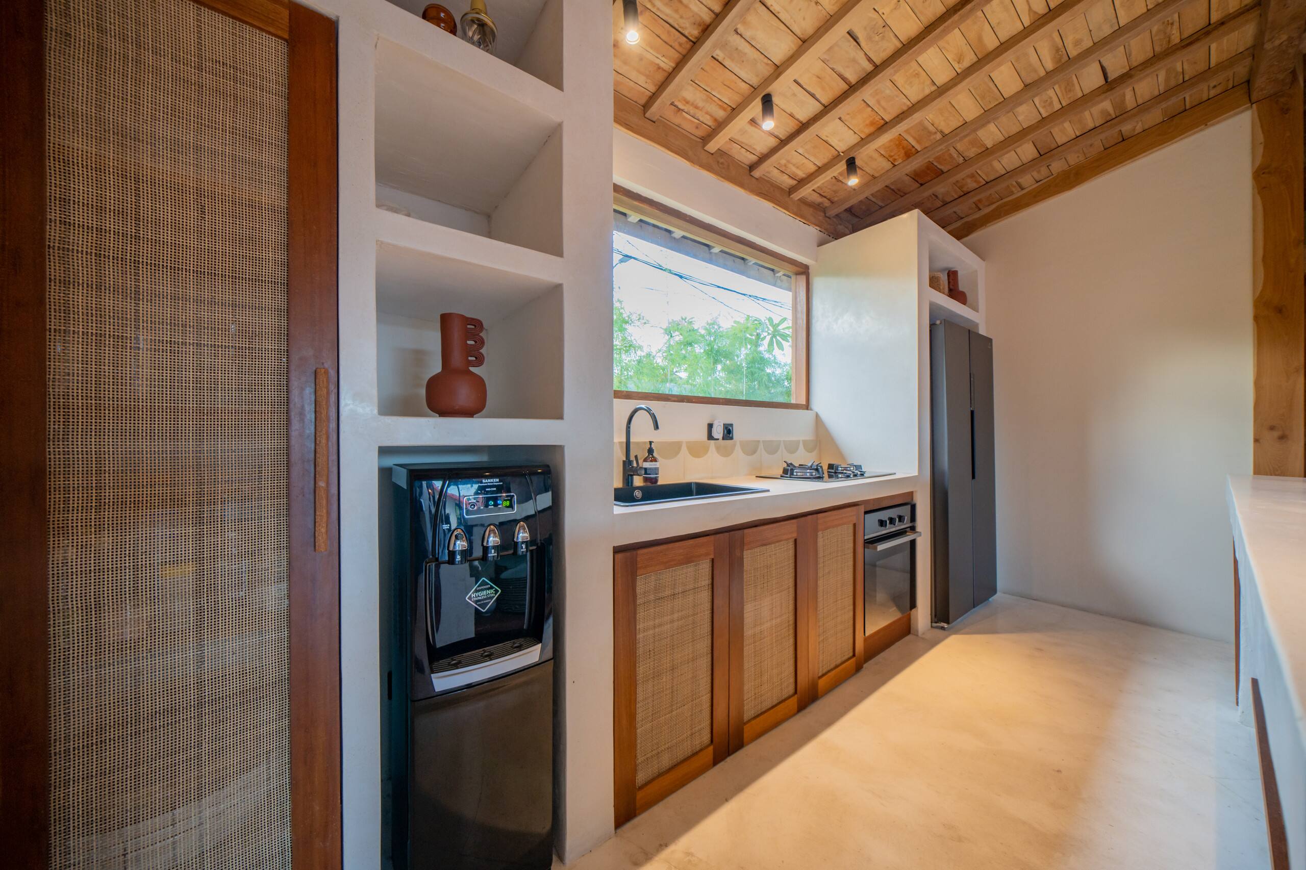 7BR Staffed Villa Canggu • Sleeps 14 • Breakfast 15