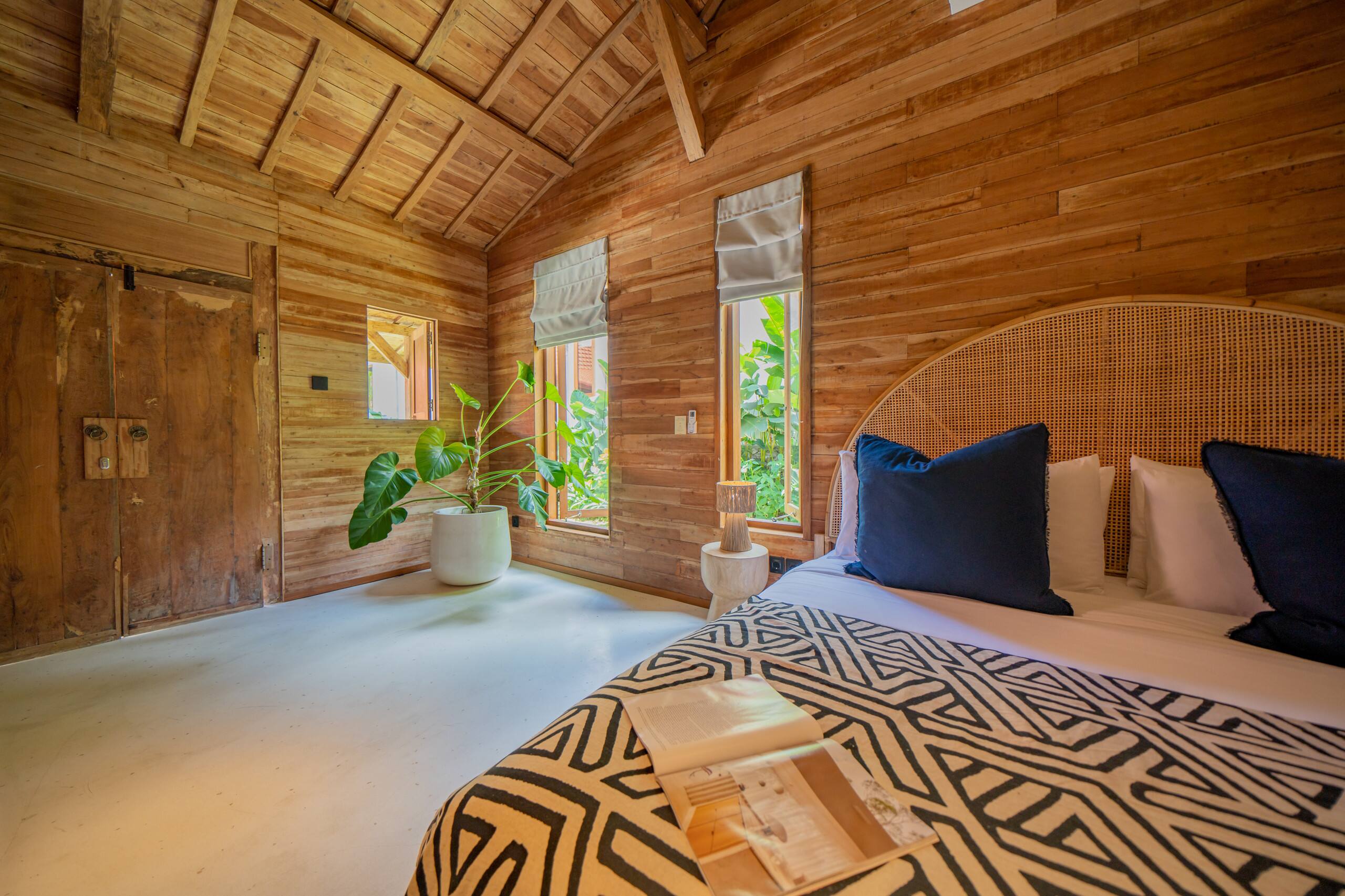 7BR Staffed Villa Canggu • Sleeps 14 • Breakfast 29