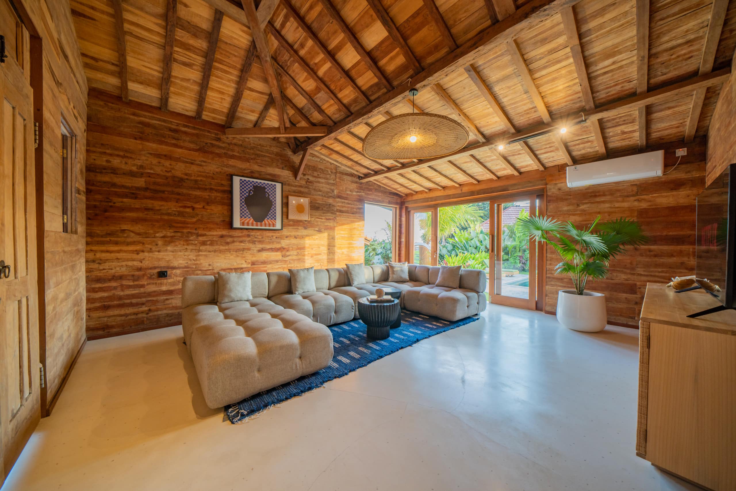 7BR Staffed Villa Canggu • Sleeps 14 • Breakfast 9