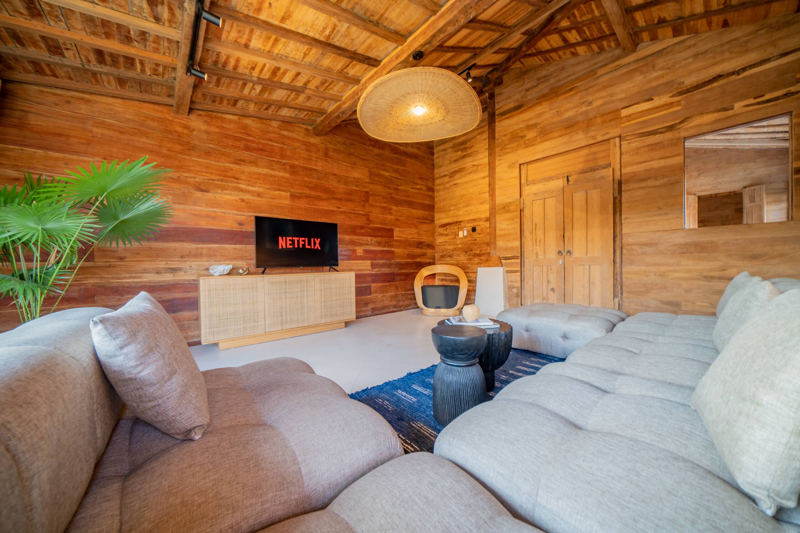 7BR Staffed Villa Canggu • Sleeps 14 • Breakfast 10