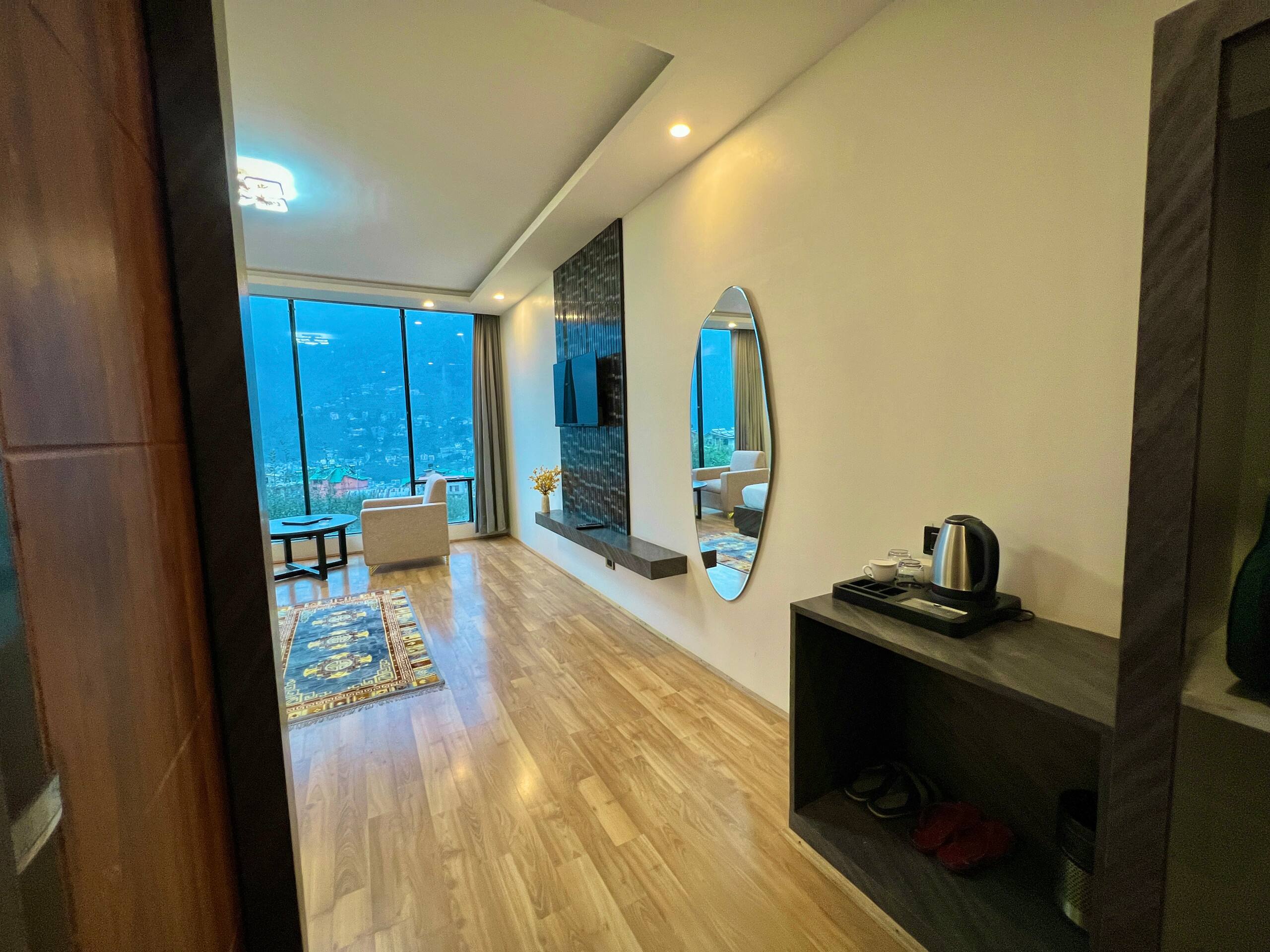 5 Room Jacuzzi glass house Manali 8