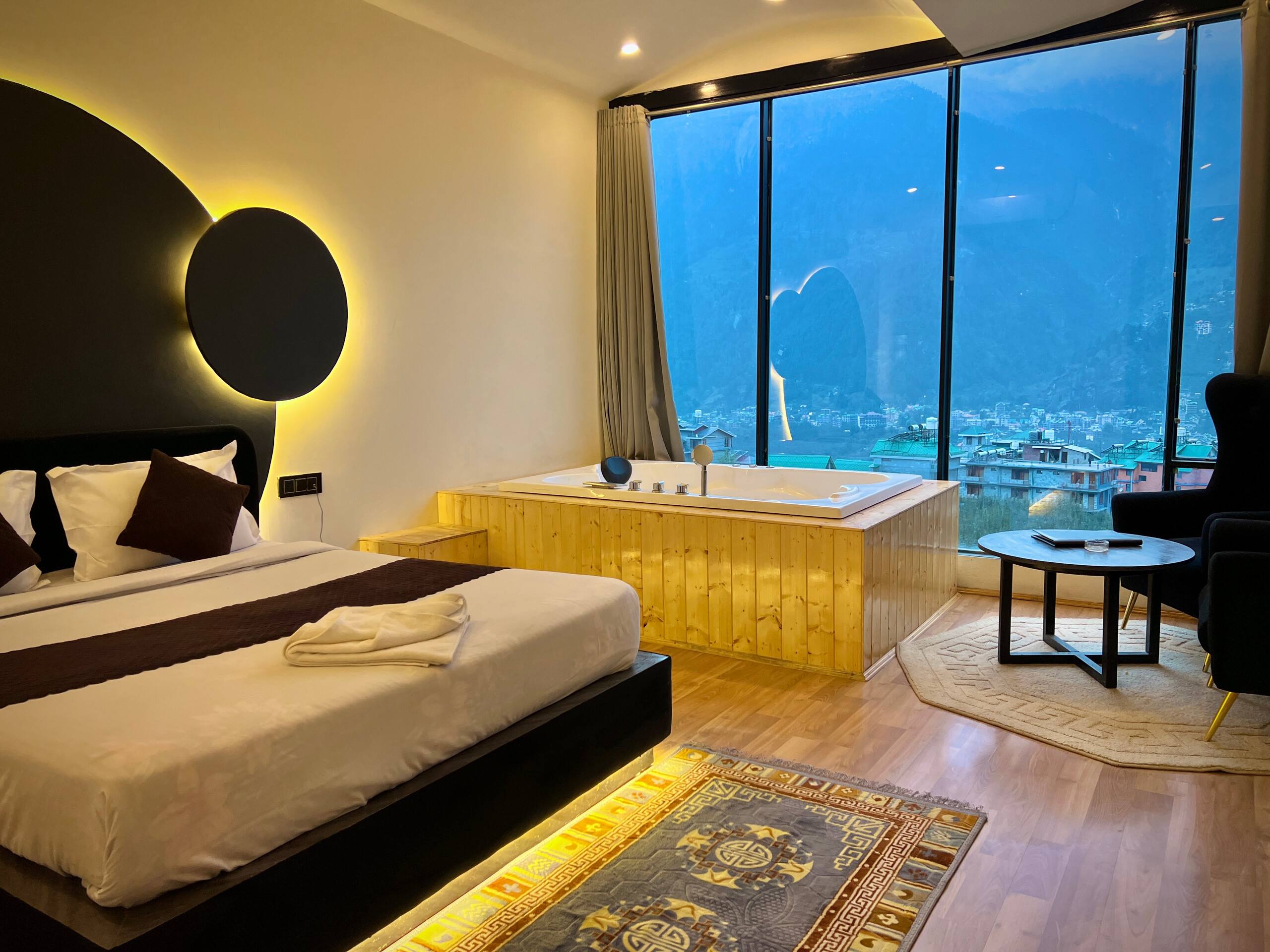 5 Room Jacuzzi glass house Manali 17