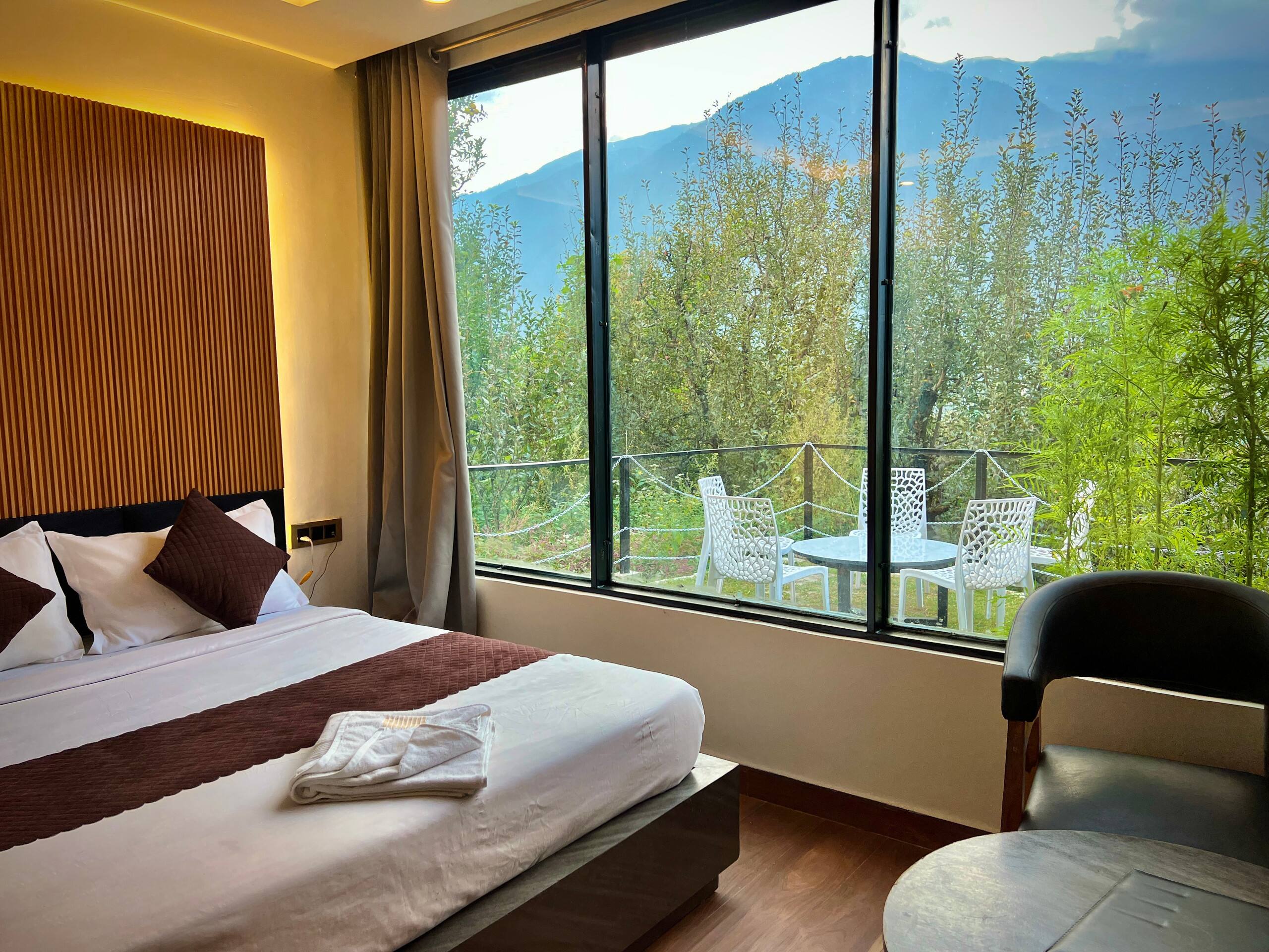 5 Room Jacuzzi glass house Manali 29