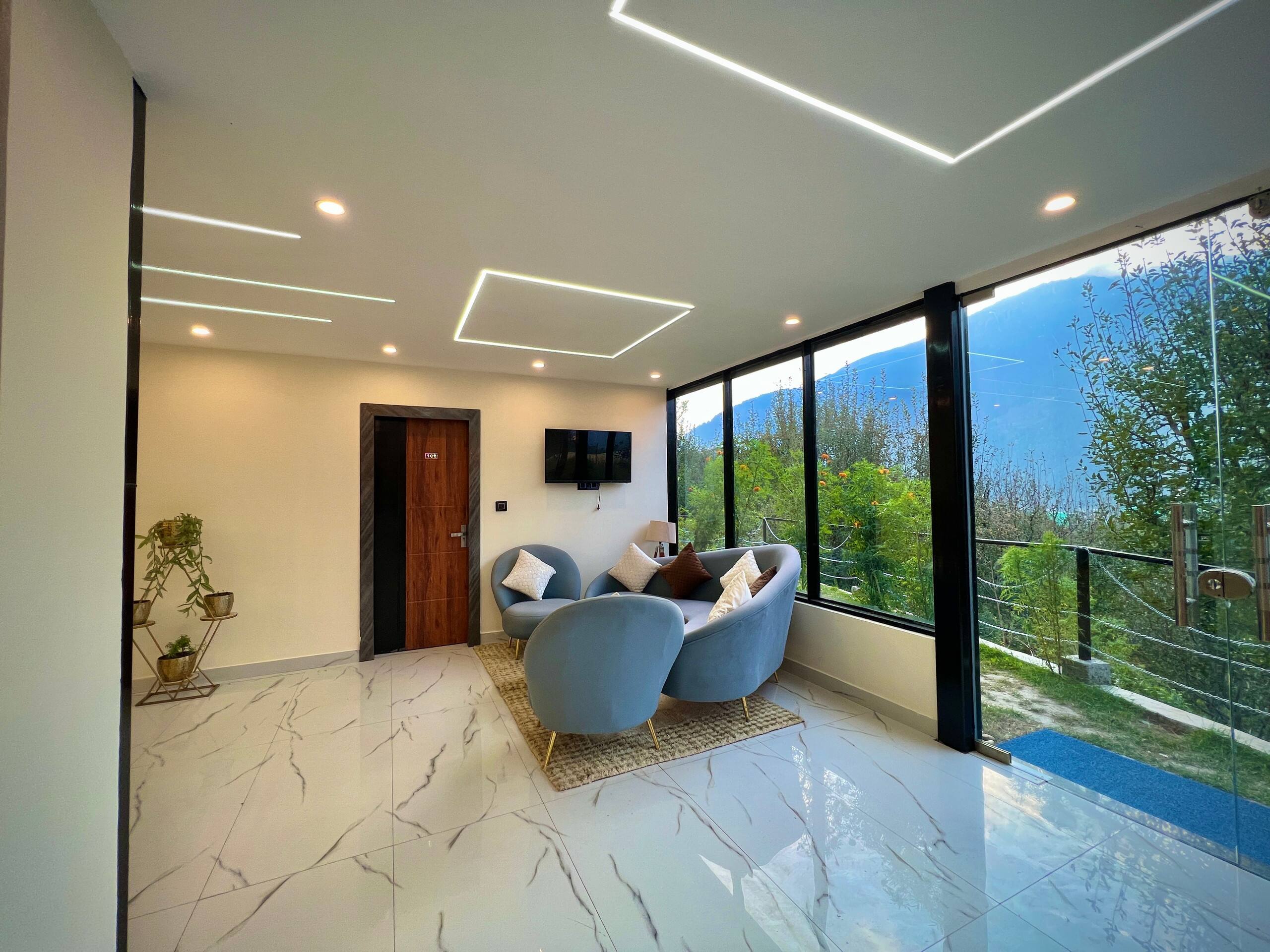 5 Room Jacuzzi glass house Manali 10