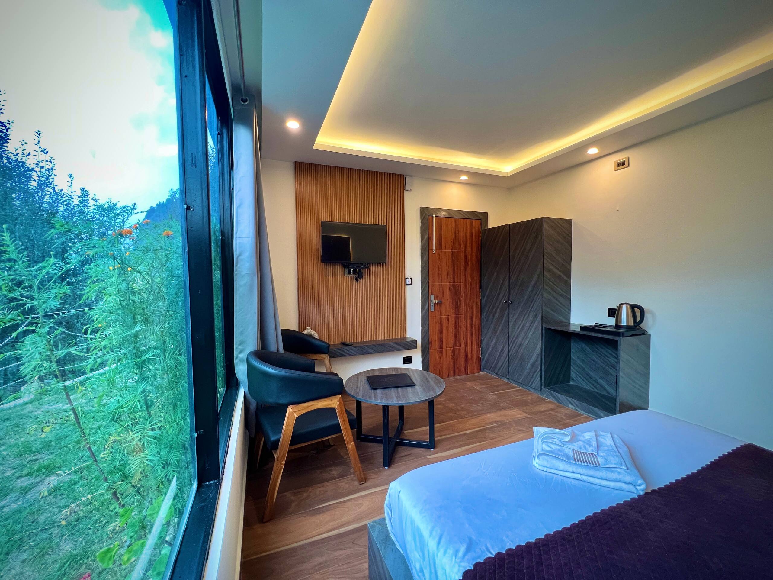 5 Room Jacuzzi glass house Manali 30