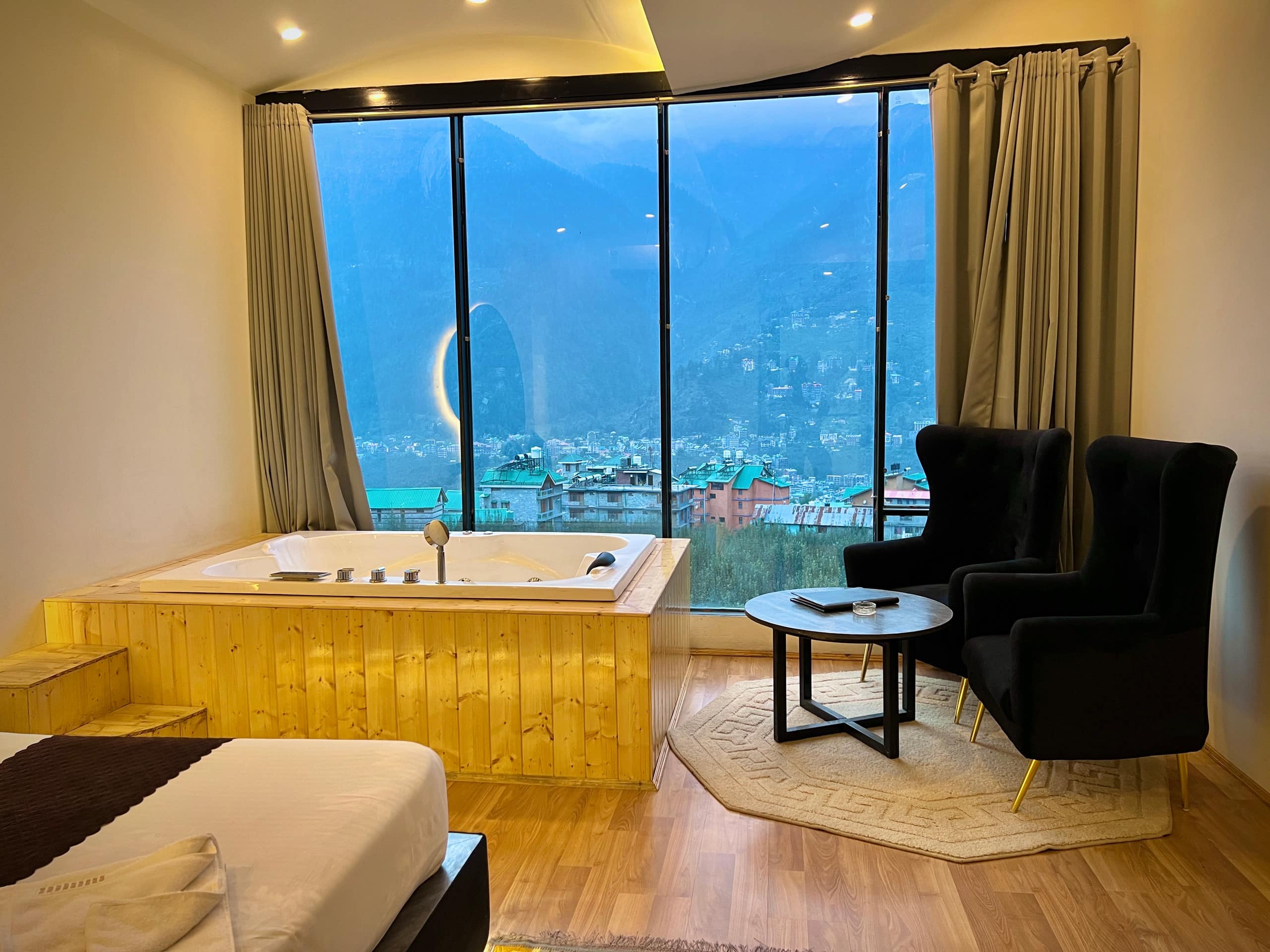 5 Room Jacuzzi glass house Manali 6