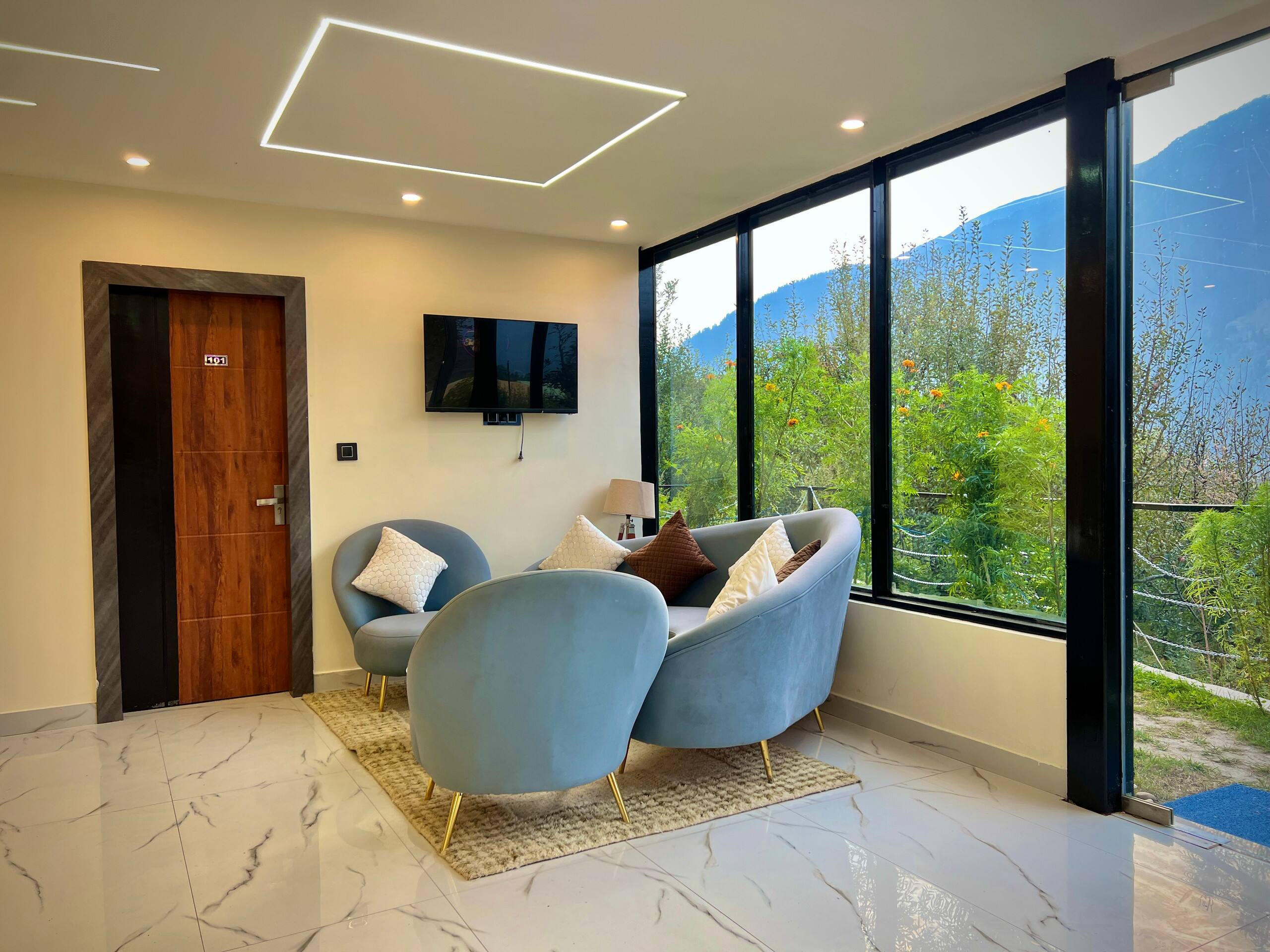 5 Room Jacuzzi glass house Manali 12