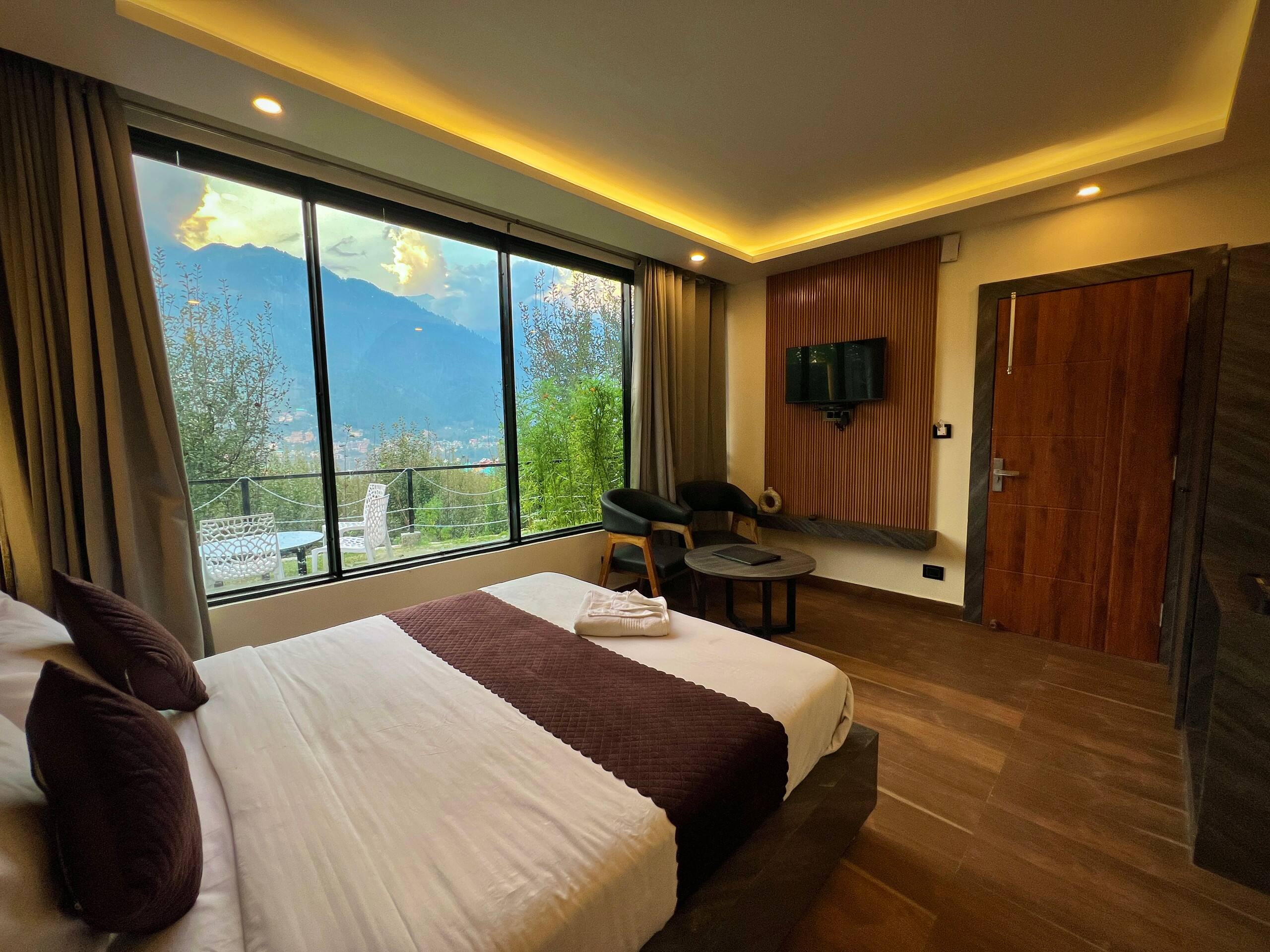 5 Room Jacuzzi glass house Manali 28