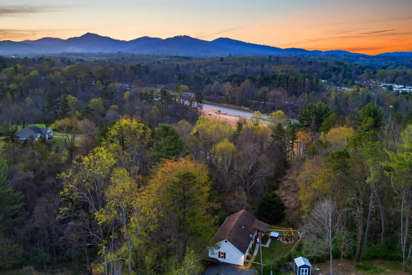 15 Min to DT AVL Hot Tub, Fire Pit & Fenced Yard 7
