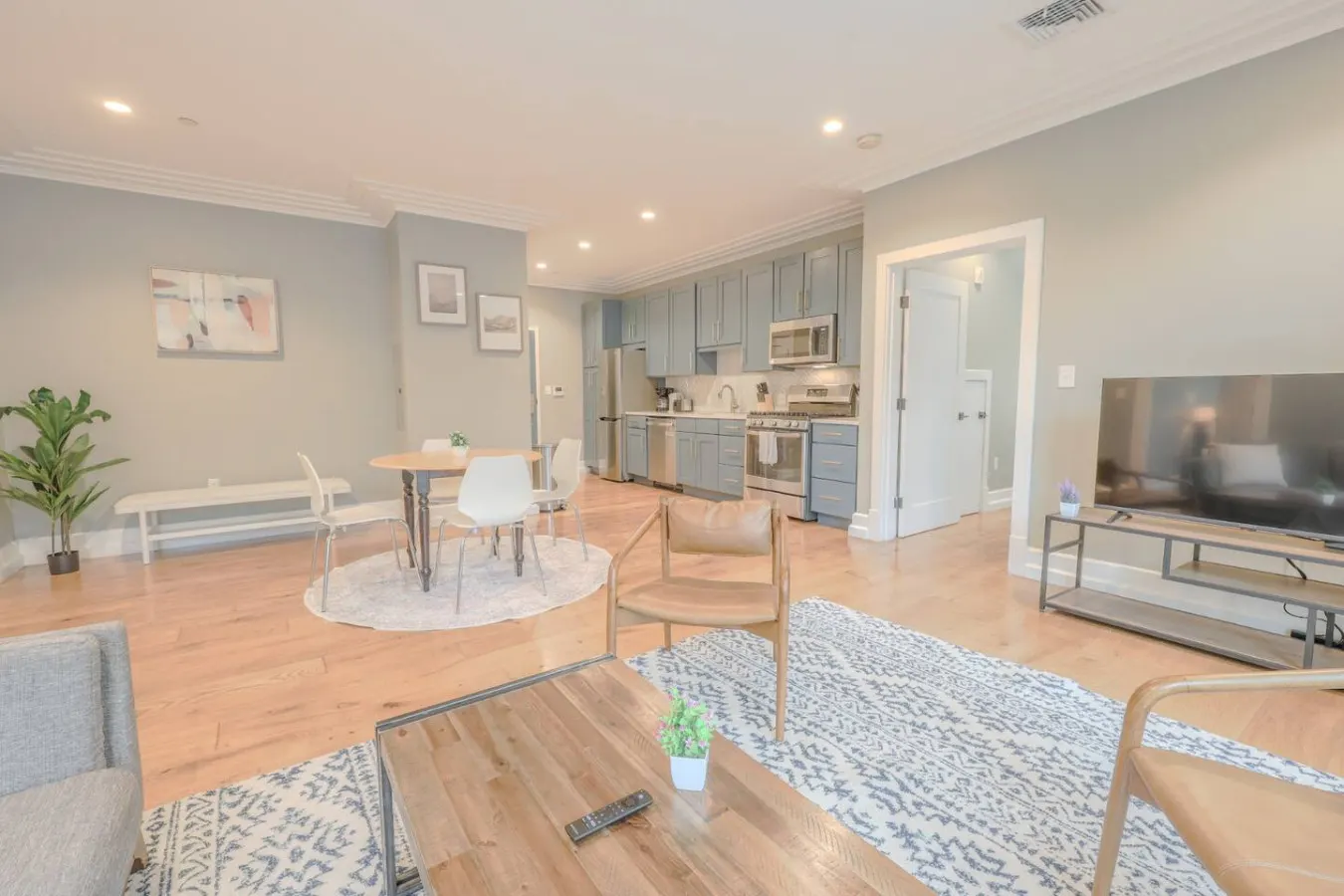 Spacious & Bright 2 Bedroom! 2