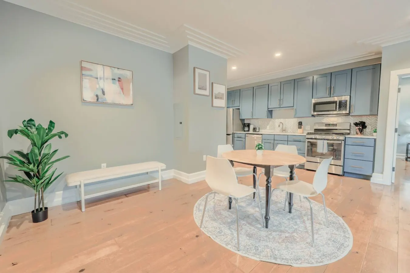 Spacious & Bright 2 Bedroom! 9