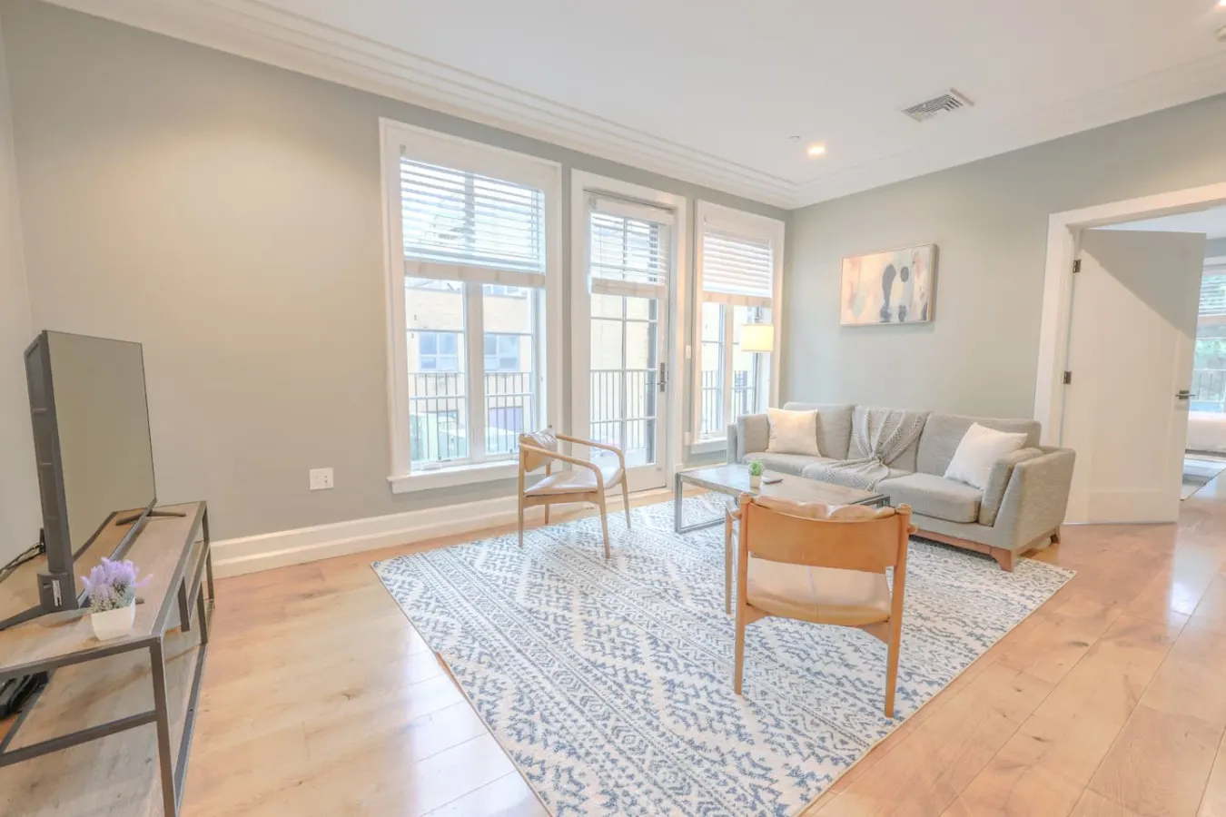 Spacious & Bright 2 Bedroom! 10