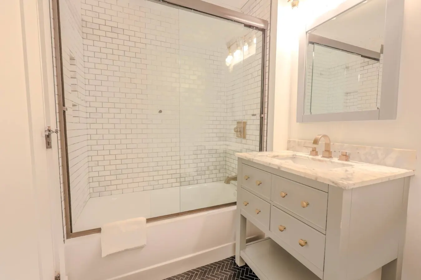 Spacious & Bright 2 Bedroom! 15