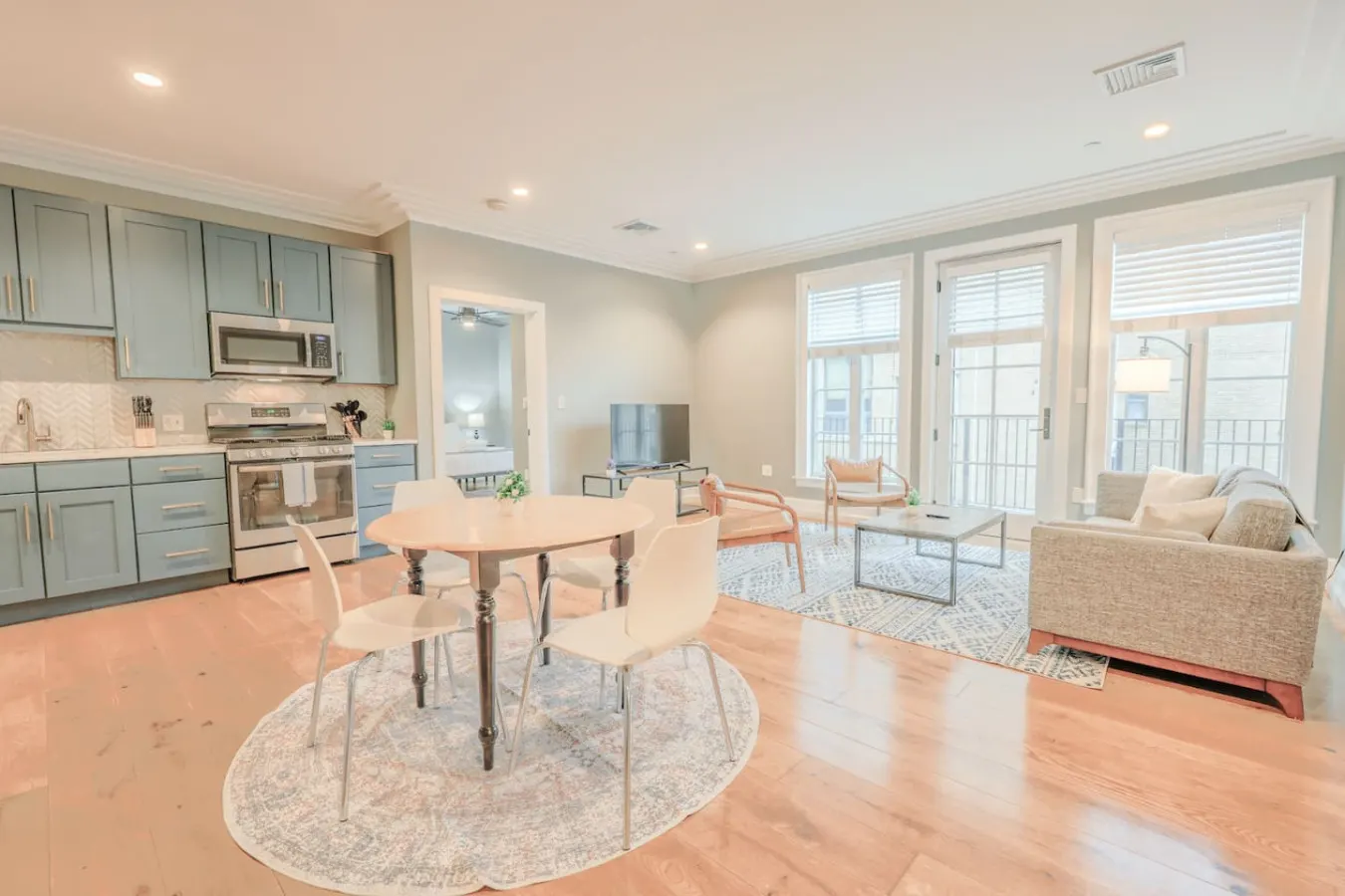Spacious & Bright 2 Bedroom! 4
