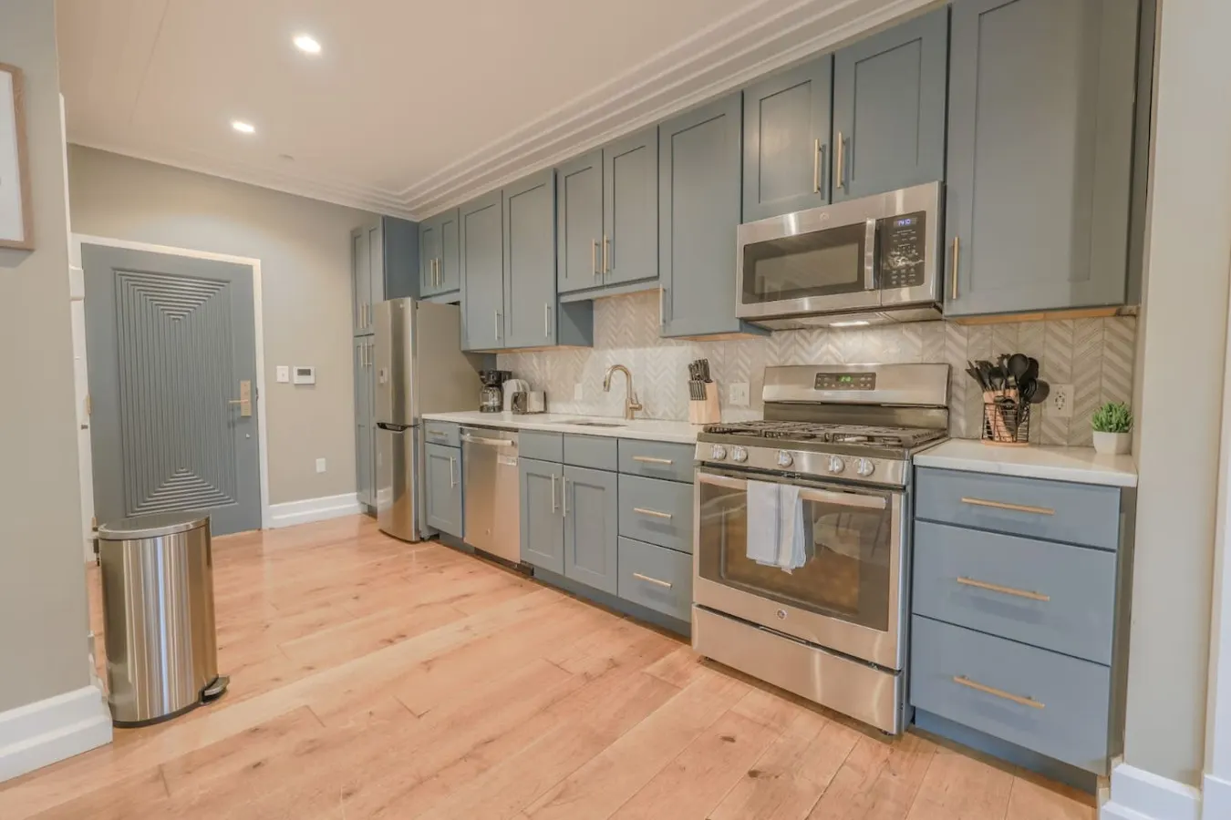 Spacious & Bright 2 Bedroom! 5