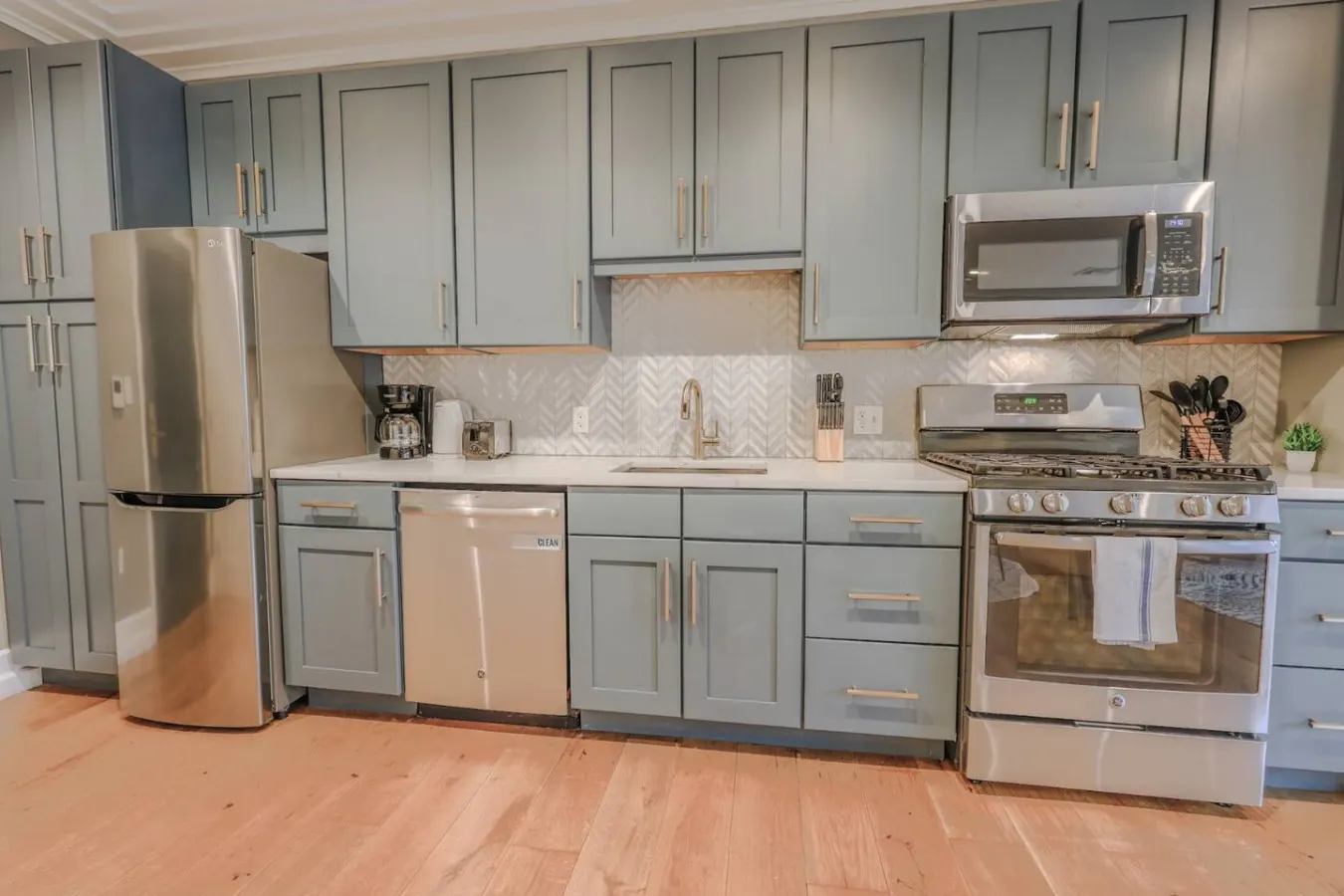 Spacious & Bright 2 Bedroom! 6