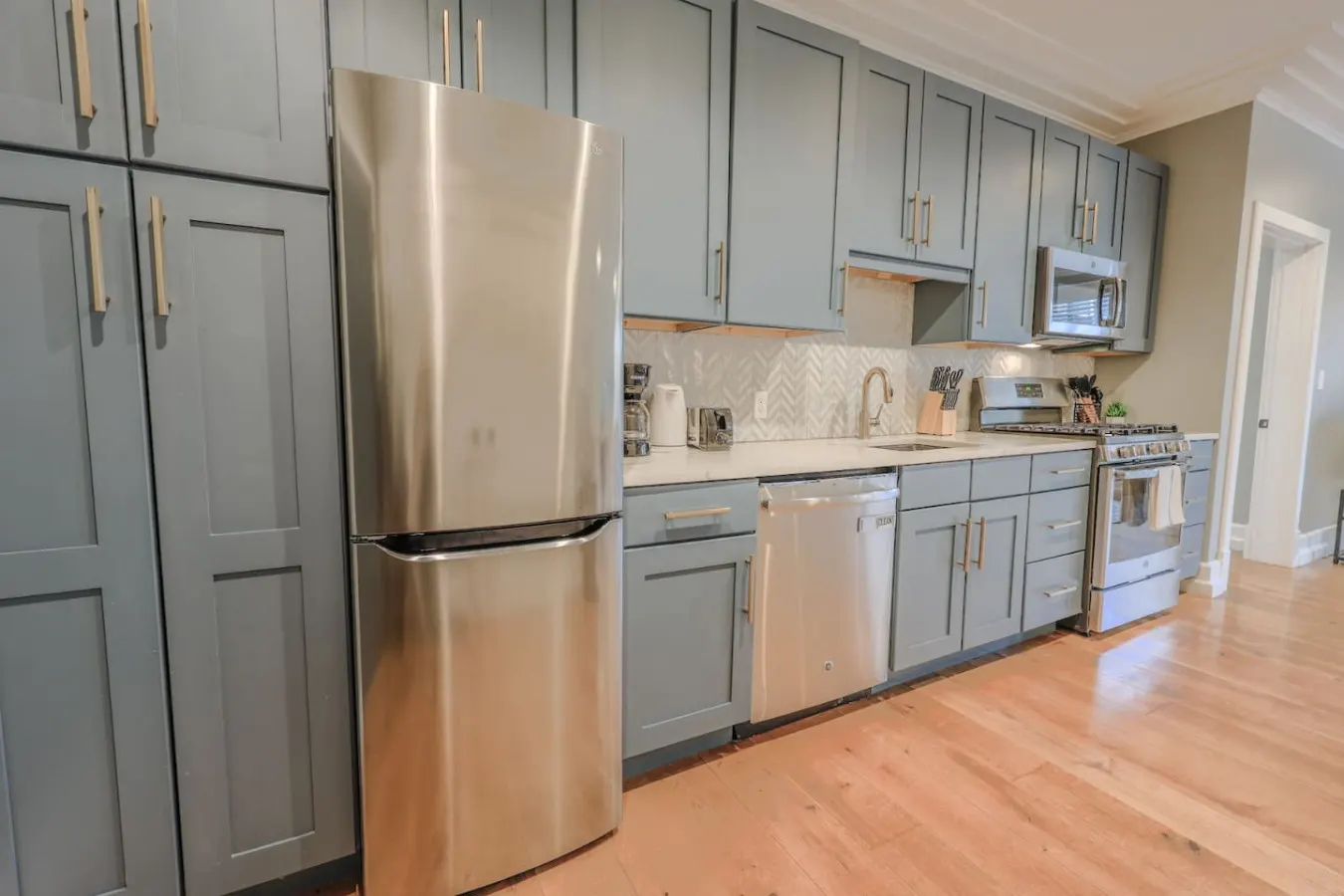 Spacious & Bright 2 Bedroom! 7