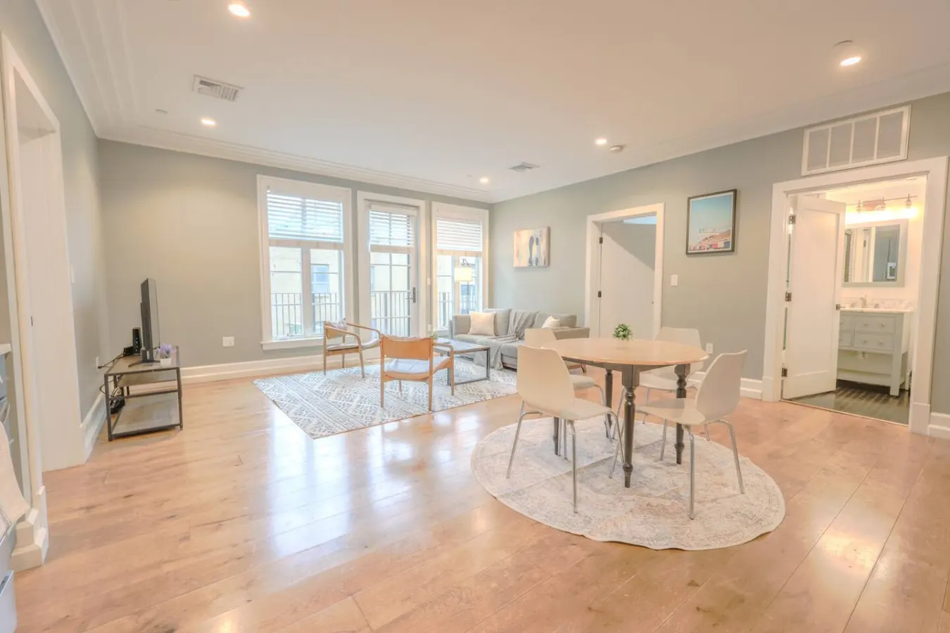 Spacious & Bright 2 Bedroom! 8