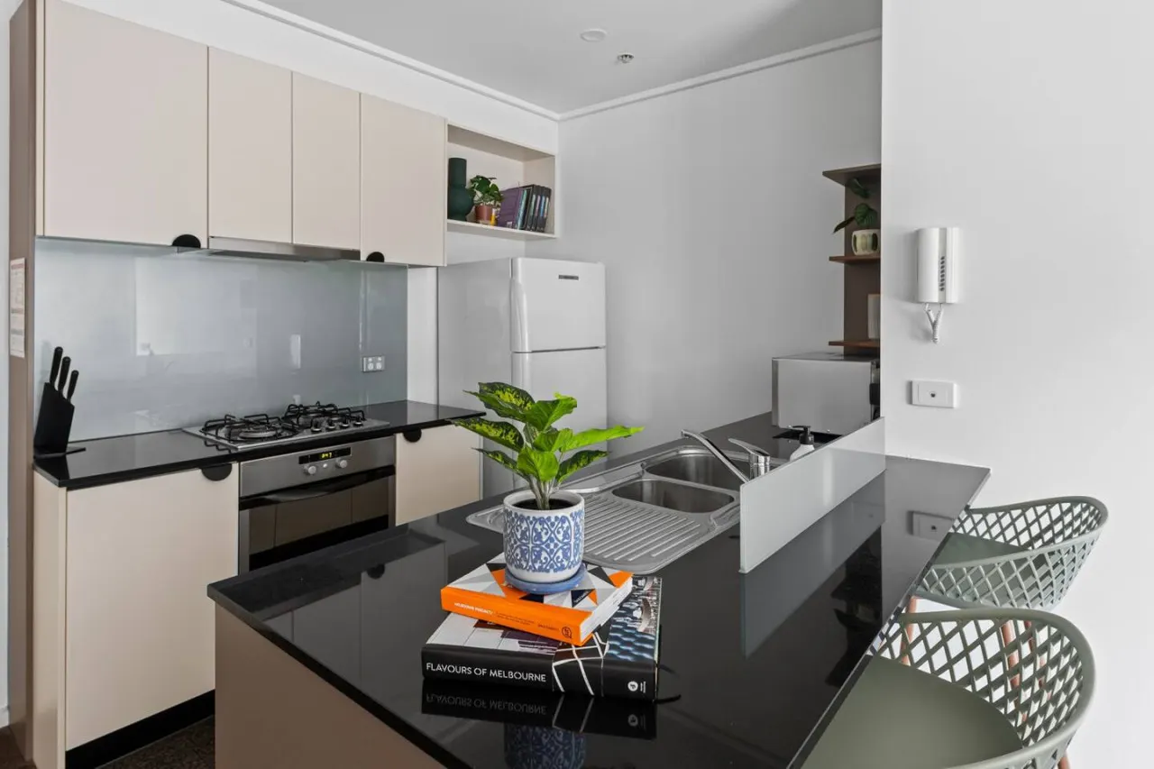 Ash- Your Spacious 2bed/2bath Melbourne Home! 10