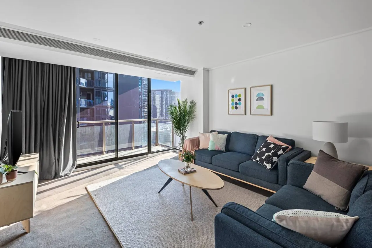 Ash- Your Spacious 2bed/2bath Melbourne Home! — photo 3