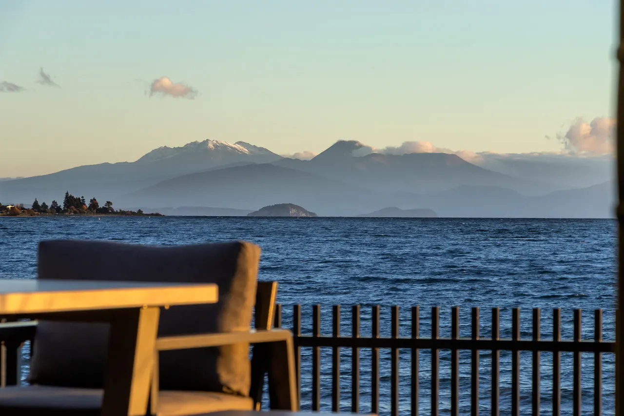 Roam Taupo Lake Front Unit 2 - Spa Pool 3