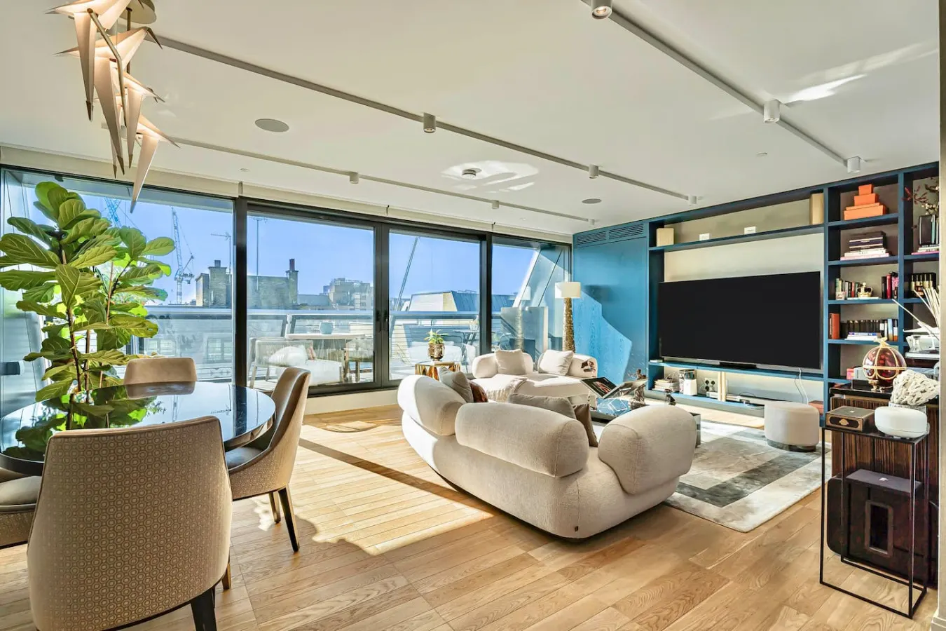 Luxury Mayfair 3-Bed | AC, Parking, Gym & Security