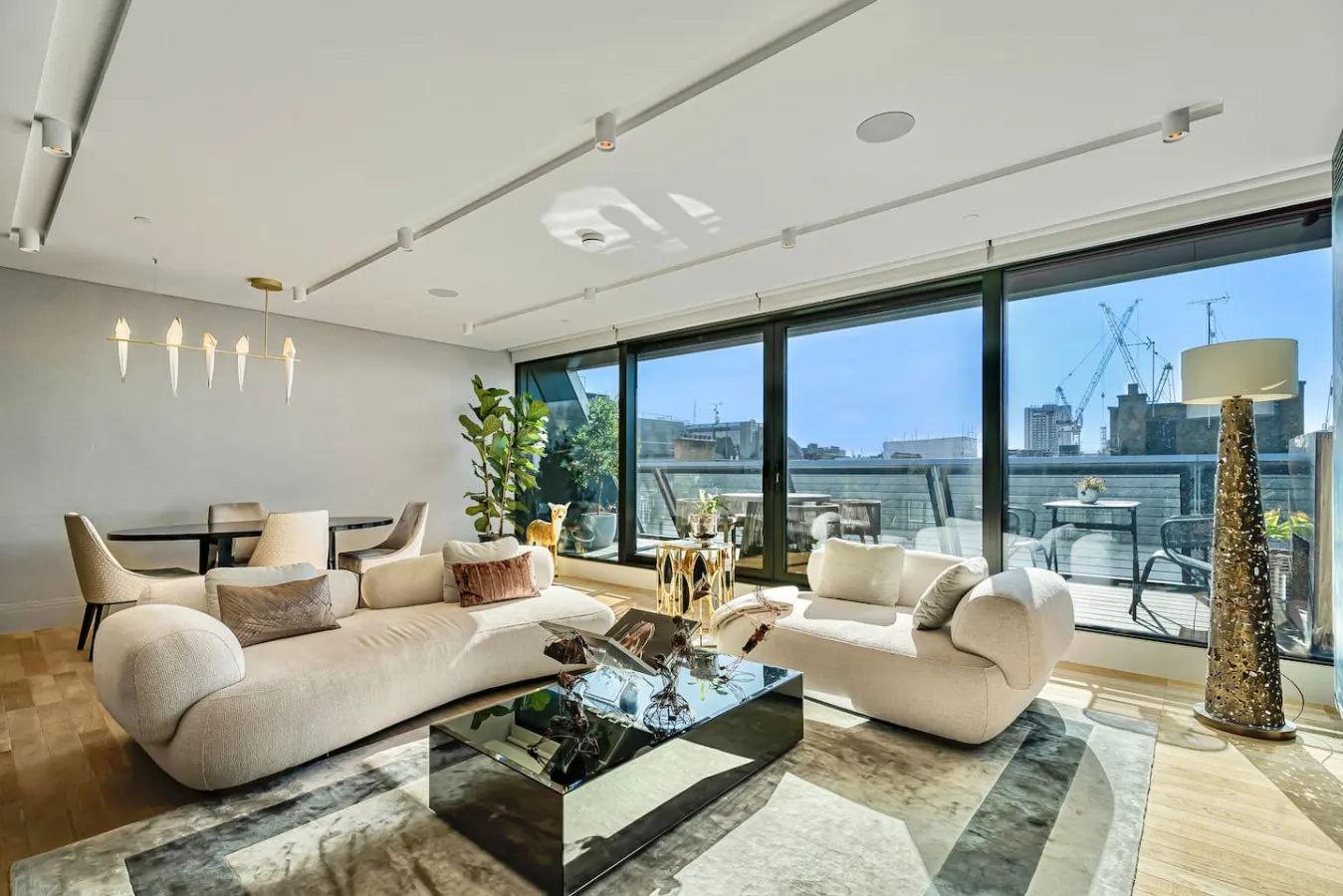 Luxury Mayfair 3-Bed | AC, Parking, Gym & Security — photo 2