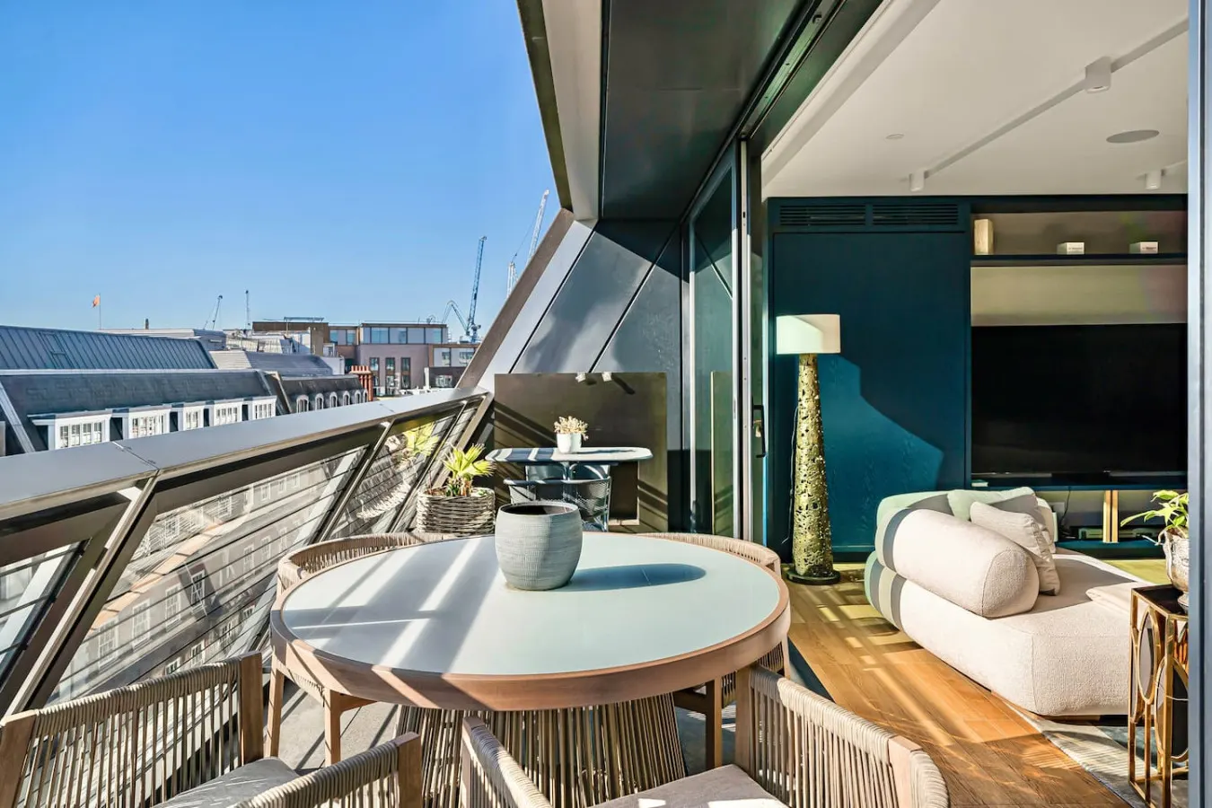 Luxury Mayfair 3-Bed AC, Parking, Gym & Security 9