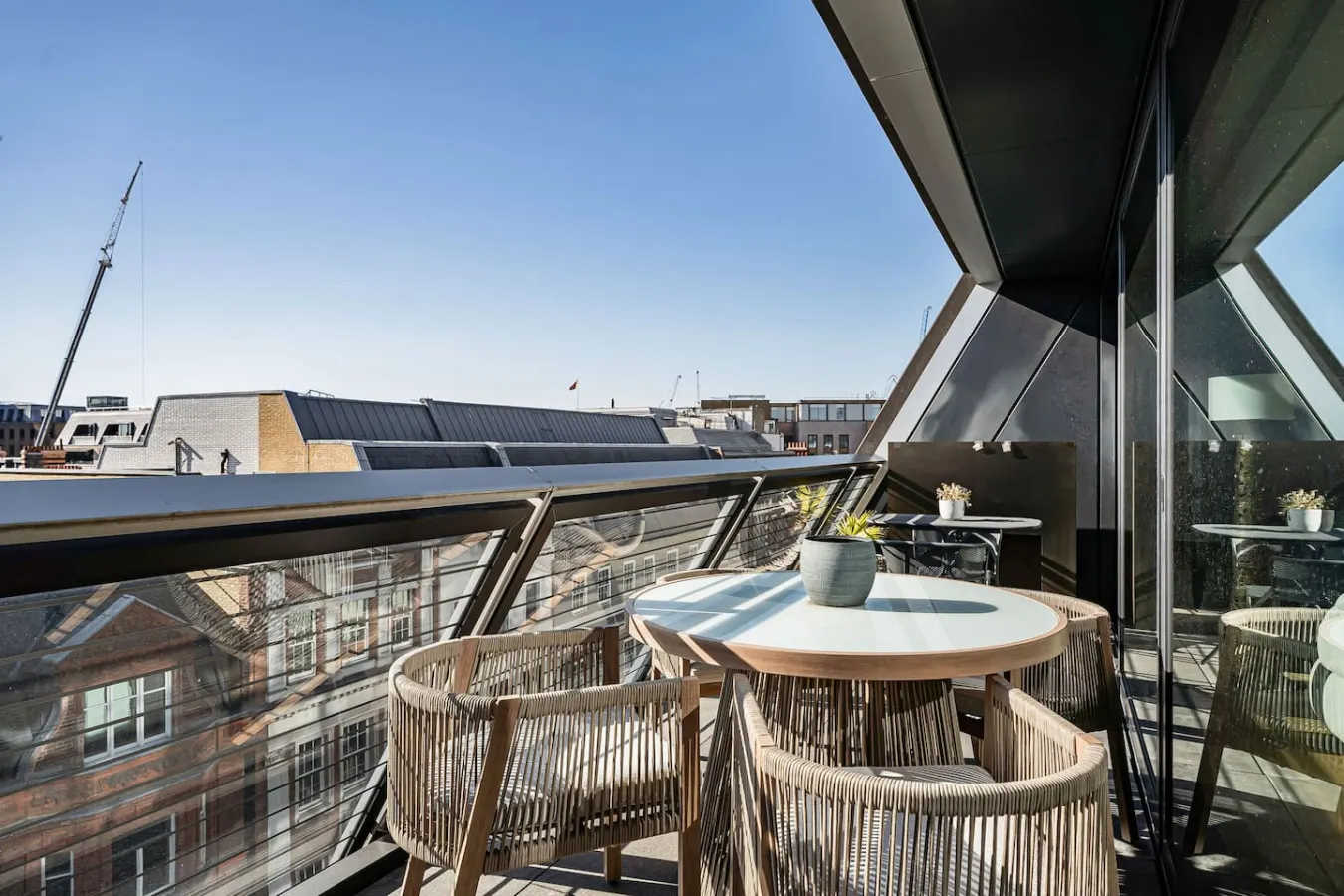 Luxury Mayfair 3-Bed AC, Parking, Gym & Security 10