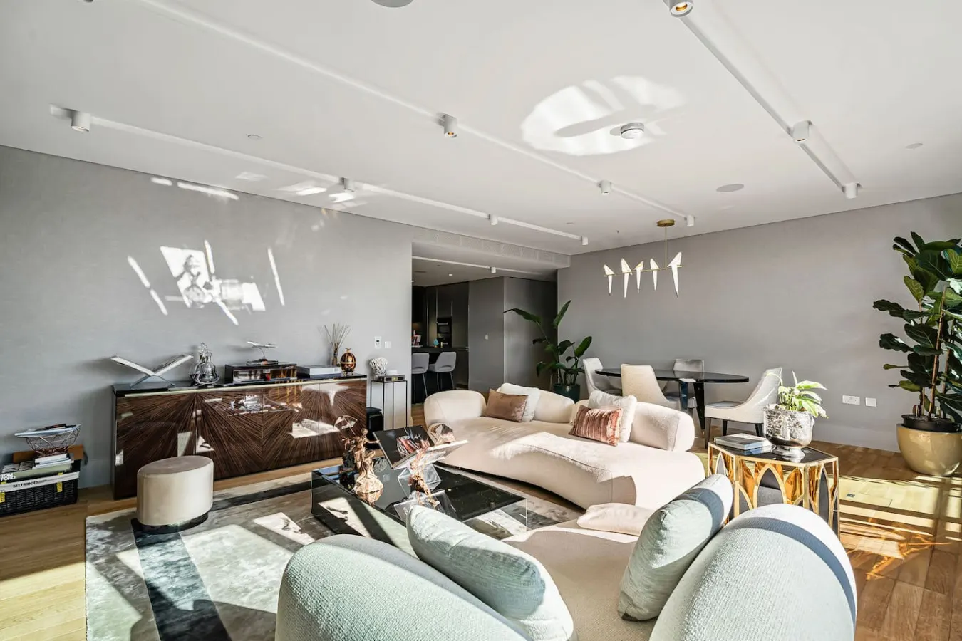 Luxury Mayfair 3-Bed AC, Parking, Gym & Security 12