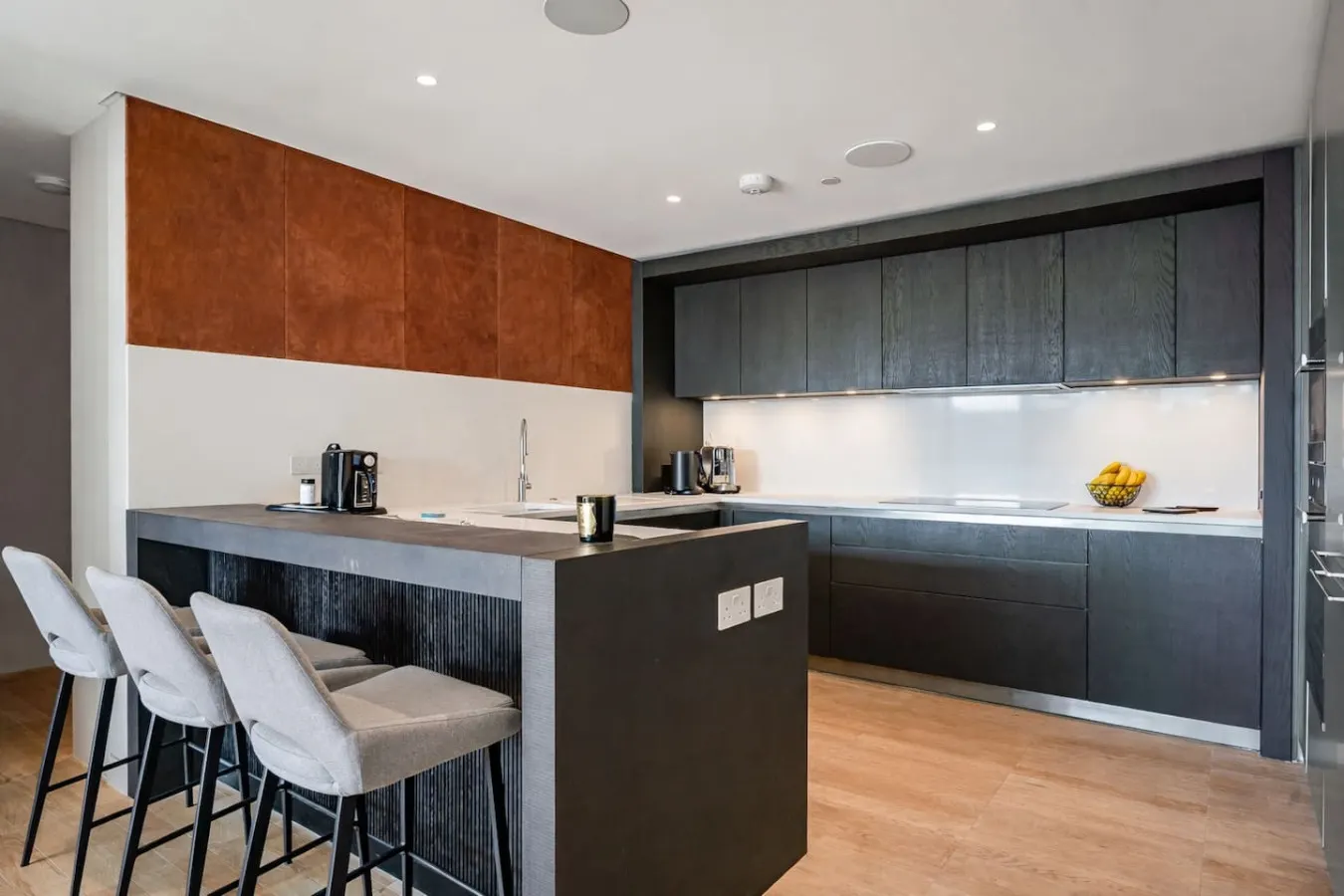 Luxury Mayfair 3-Bed AC, Parking, Gym & Security 16