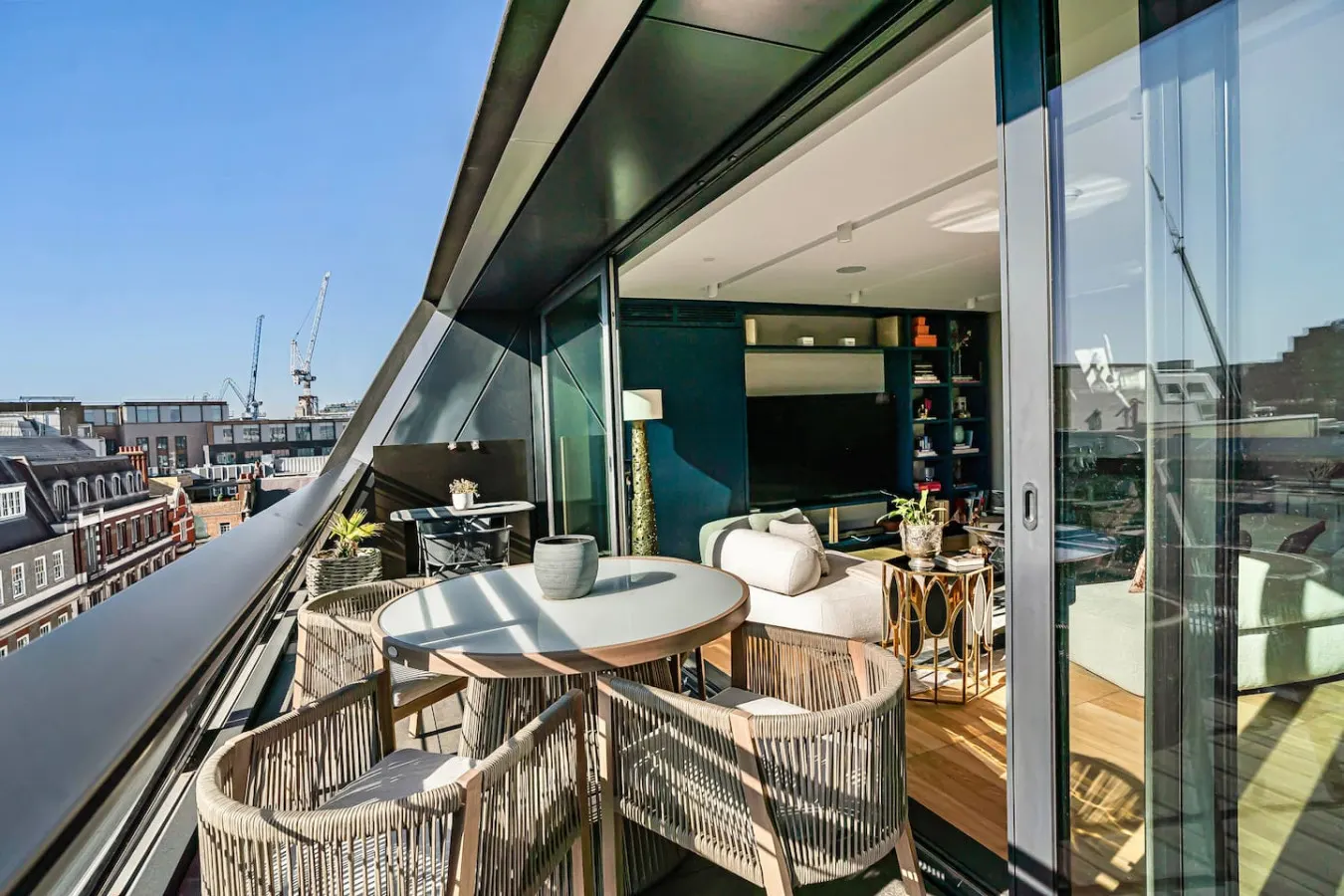 Luxury Mayfair 3-Bed | AC, Parking, Gym & Security — photo 3